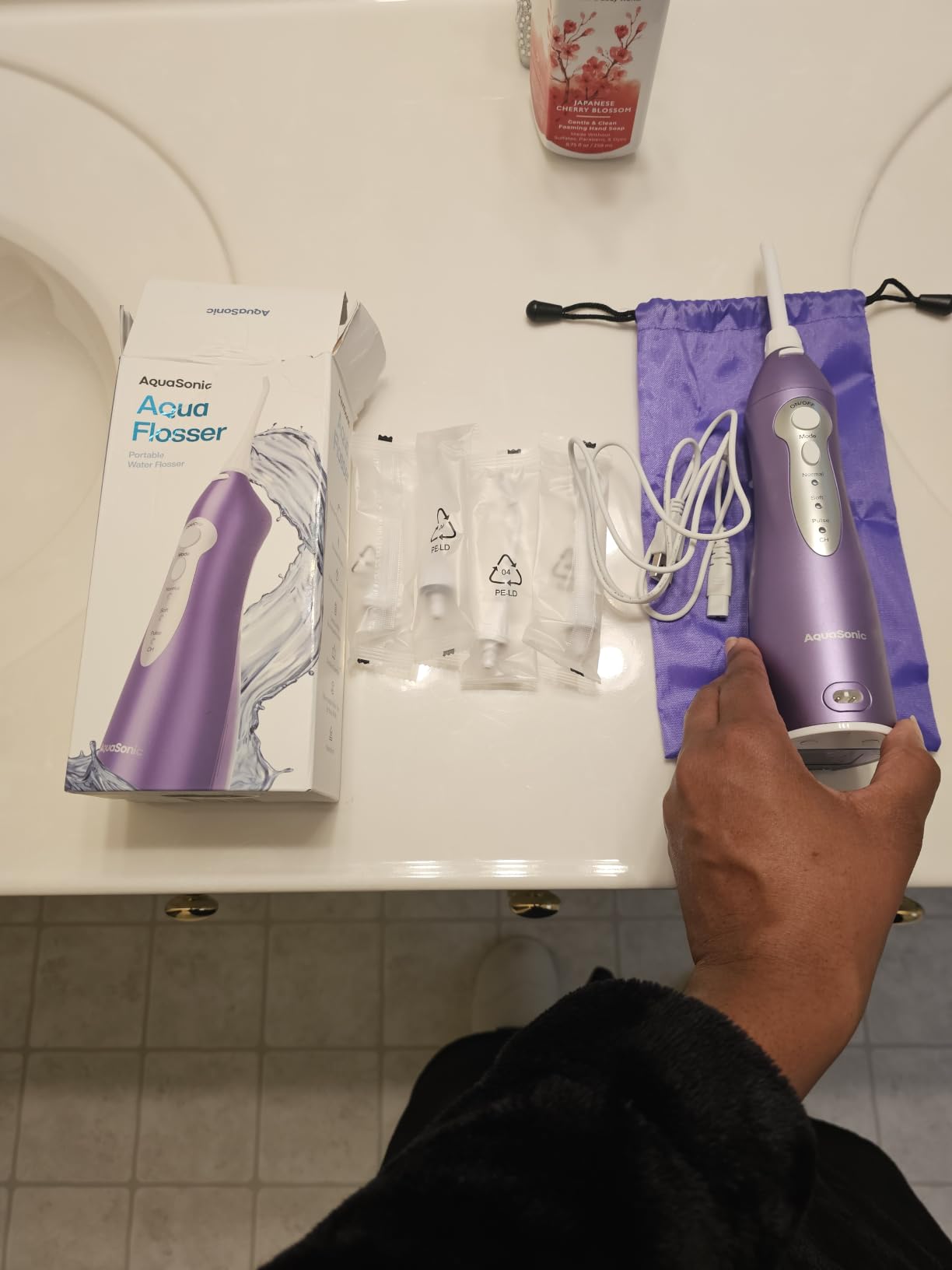 AquaSonic Aqua Flosser - Cordless Rechargeable Water Flosser for Teeth - Waterproof, Portable Oral Irrigator for Dental Cleaning with 5 Jet Tips – Braces Home Travel customer photo 2