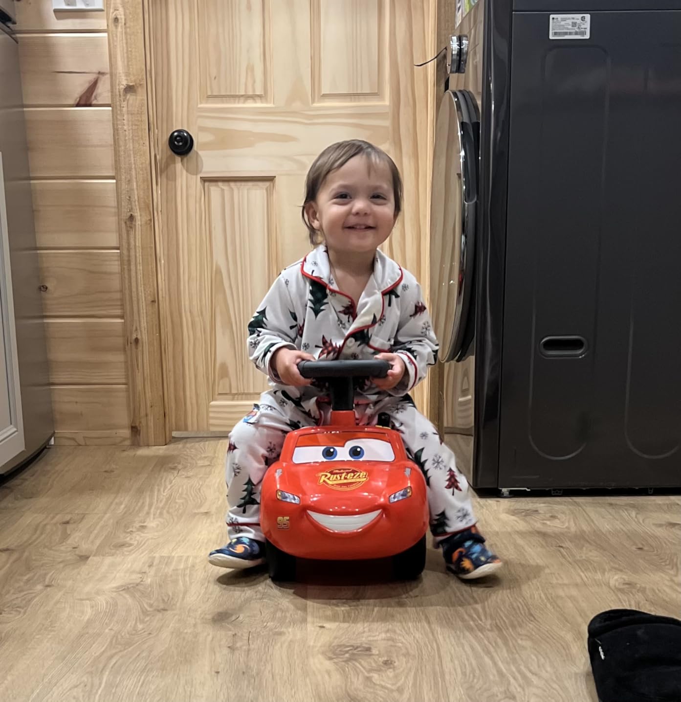 Kiddieland Lightning McQueen Ride-On Car, Foot-to-Floor Racer for Toddlers customer photo 2