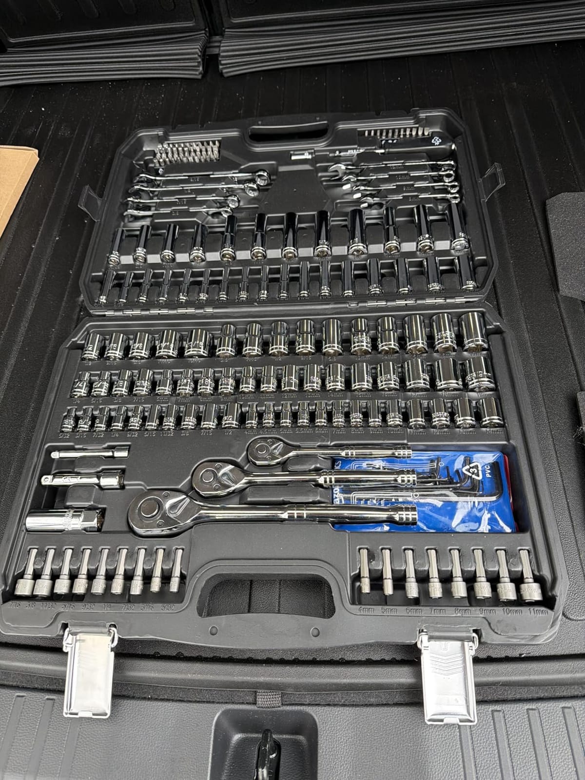 Amazon Basics Mechanic's Socket Tool Set With Case, Metric Sizes, 145-Piece customer photo 2