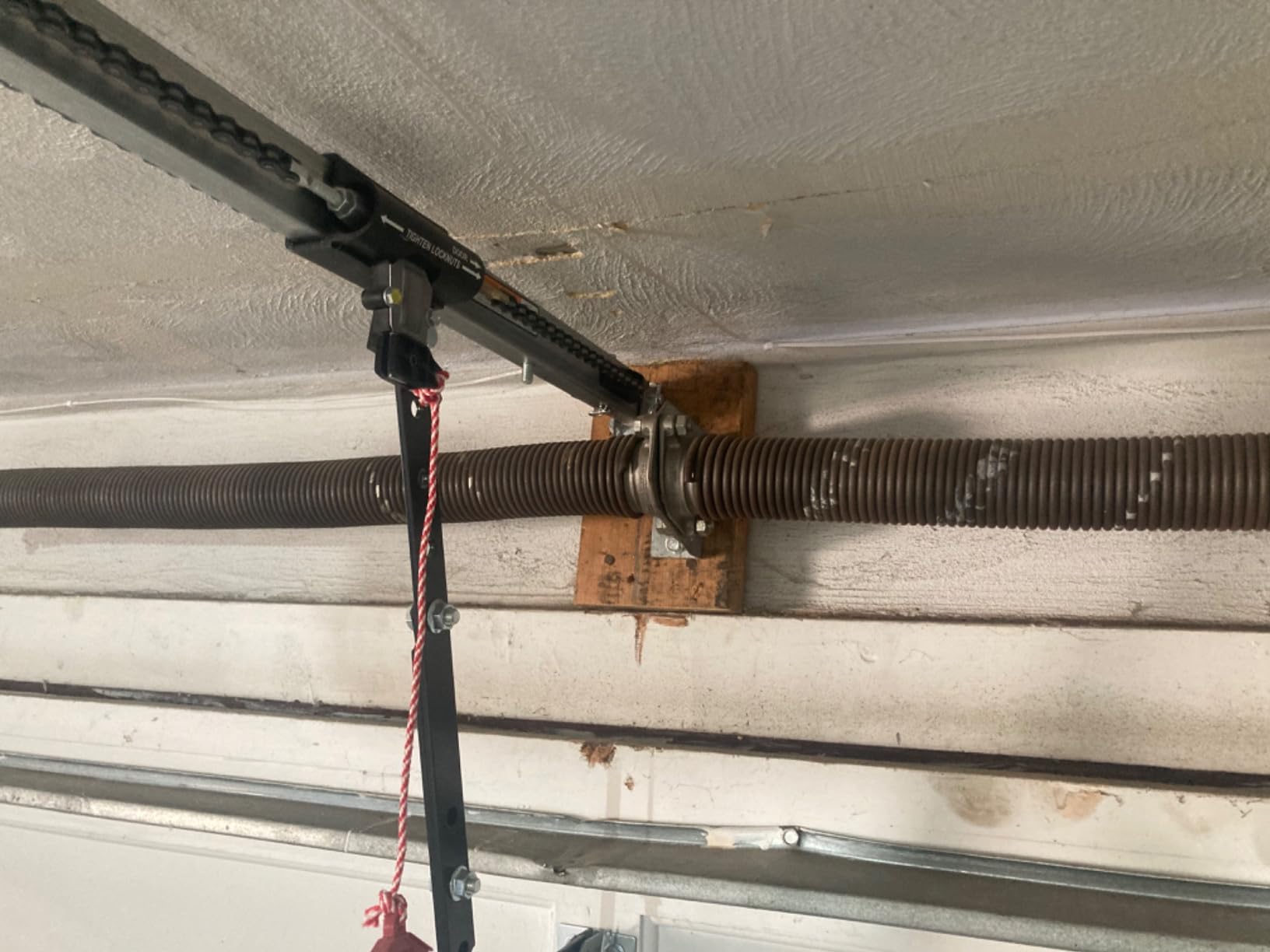 Genie Chain Drive 750 3/4 HPc Garage Door Opener w/Battery Backup - Heavy Duty - Operate your garage door when the primary power is out - Wireless Keypad Included, Model 7035-TKV,BLACK customer photo 1