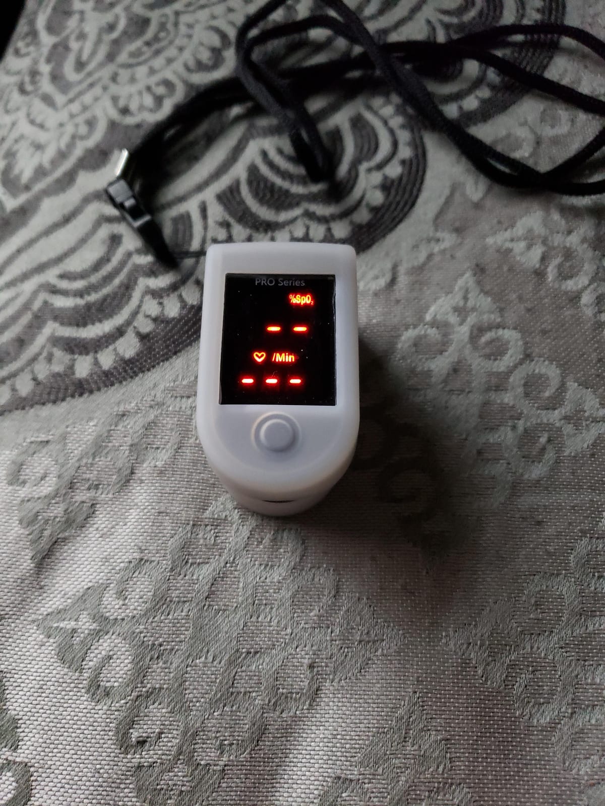 Zacurate 500 Series Fingertip Pulse Oximeter Blood Oxygen Saturation Monitor with Silicon Cover, Batteries and Lanyard (Royal Black) customer photo 1
