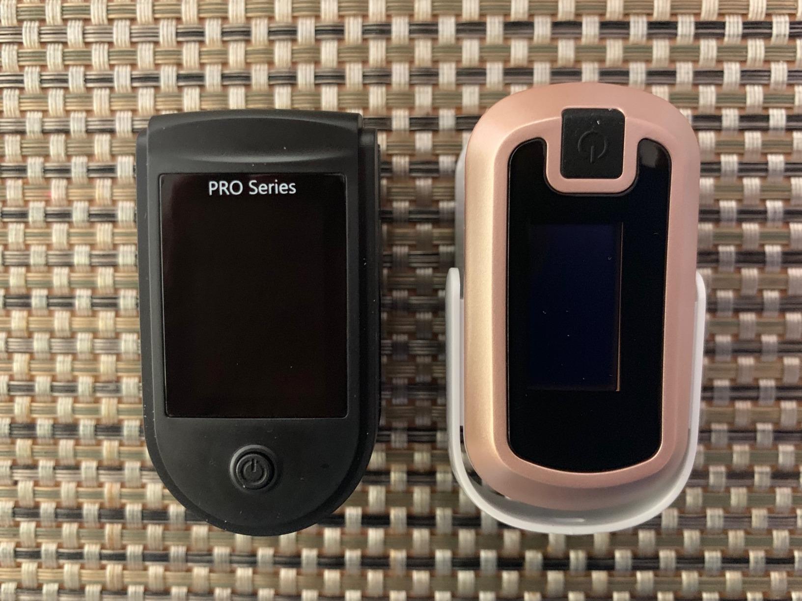 Zacurate 500 Series Fingertip Pulse Oximeter Blood Oxygen Saturation Monitor with Silicon Cover, Batteries and Lanyard (Royal Black) customer photo 2