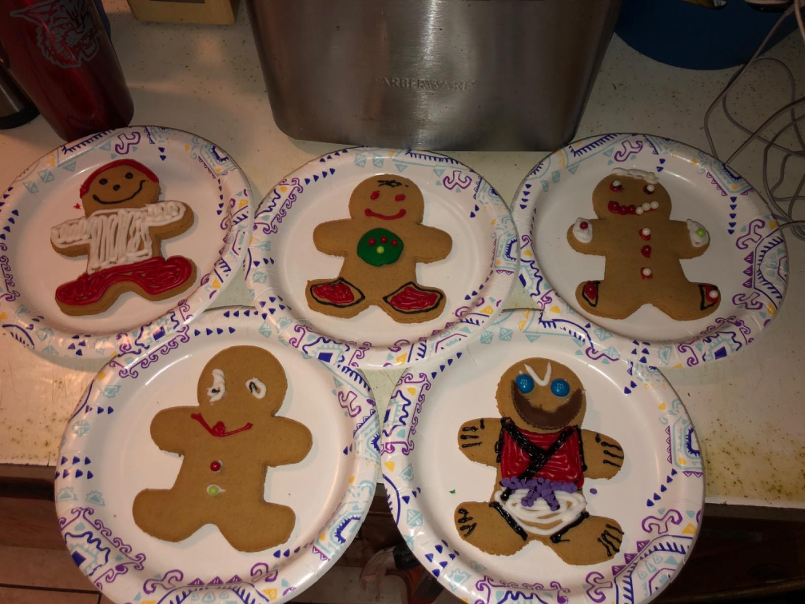 Gingerbread Cookie Kit [Set of 8] Cookie decorating kit: 2 Moms/Dads 2 Boys/Girls, Dog & Cat. Holiday Fun Activity for Kids - Kit Includes 16 Cookies/Tray/8 Color Tips/4 color Crystals (15 Pcs Set) customer photo 1