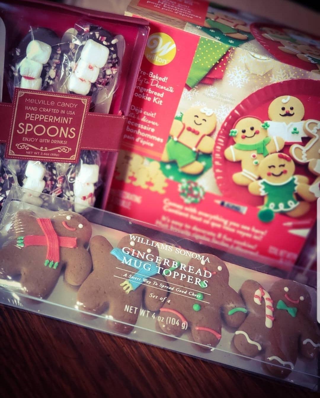 Gingerbread Cookie Kit [Set of 8] Cookie decorating kit: 2 Moms/Dads 2 Boys/Girls, Dog & Cat. Holiday Fun Activity for Kids - Kit Includes 16 Cookies/Tray/8 Color Tips/4 color Crystals (15 Pcs Set) customer photo 2