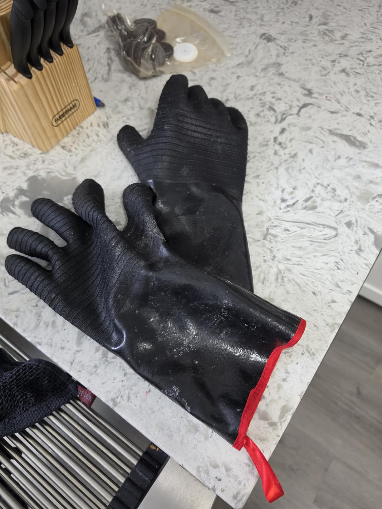 932°F Extreme Heat Resistant Gloves for Grill BBQ, Aillary Waterproof Long Sleeve Pit Grill Gloves for Fryer, Baking, Oven, Smoker, Fireproof, Oil Resistant Neoprene Coating (14-Inch) customer photo 2