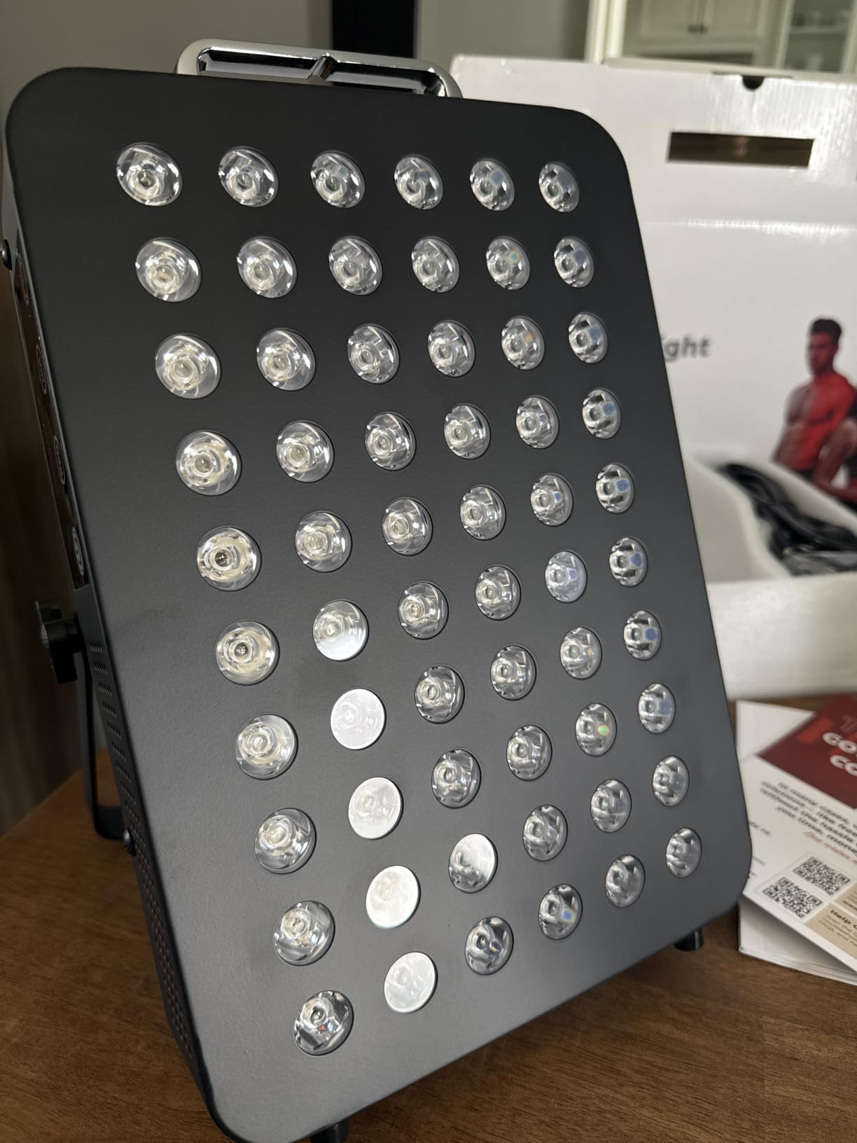 BestQool Red Light Therapy Panel, 660nm Red & 850nm Infrared Light, 105W | Elite-Grade Dual Chip Infrared Therapy, 3 Modes Red Light Therapy for Face and Body, Adjustable Stand for Home Use, BQ60 customer photo 1