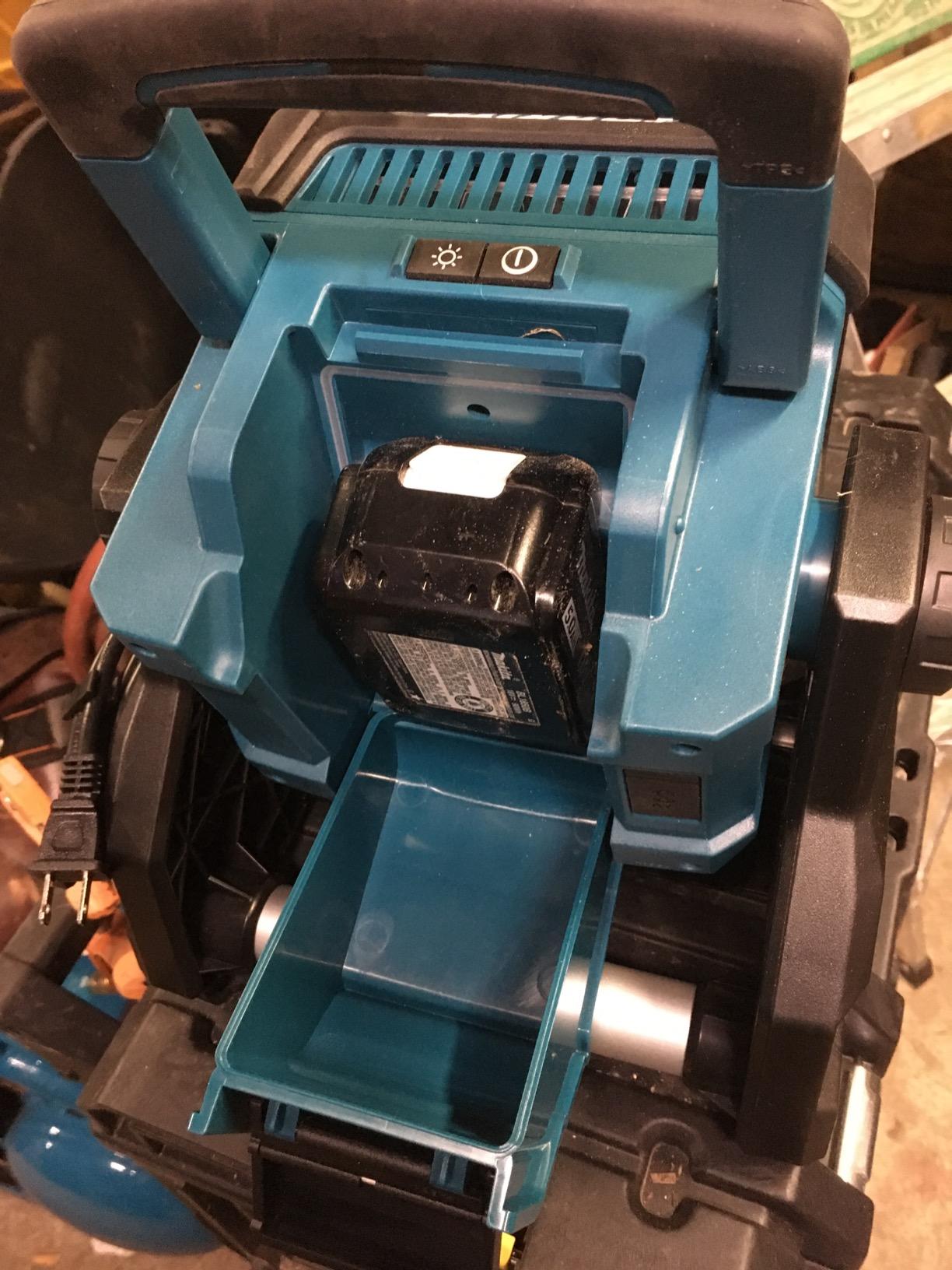 Makita DML811 18V LXT Lithium-Ion Cordless/Corded Work Light, Light Only customer photo 1
