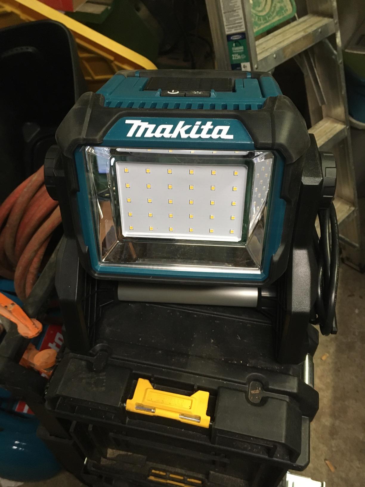 Makita DML811 18V LXT Lithium-Ion Cordless/Corded Work Light, Light Only customer photo 2