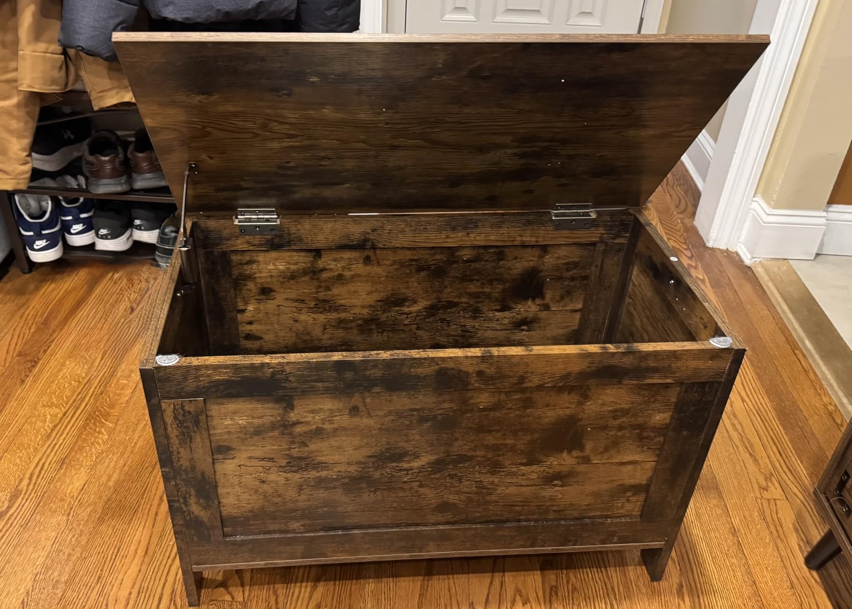 HOOBRO Toy Box, Retro Wooden Look Storage Chest with Safety Hinge, Entryway Storage Bench Supports 330 lb, 29.9 x 15.7 x 18.9 Inches Toy Chest Organizer, Easy Assembly (Rustic Brown) BF75CW01G2 customer photo 2