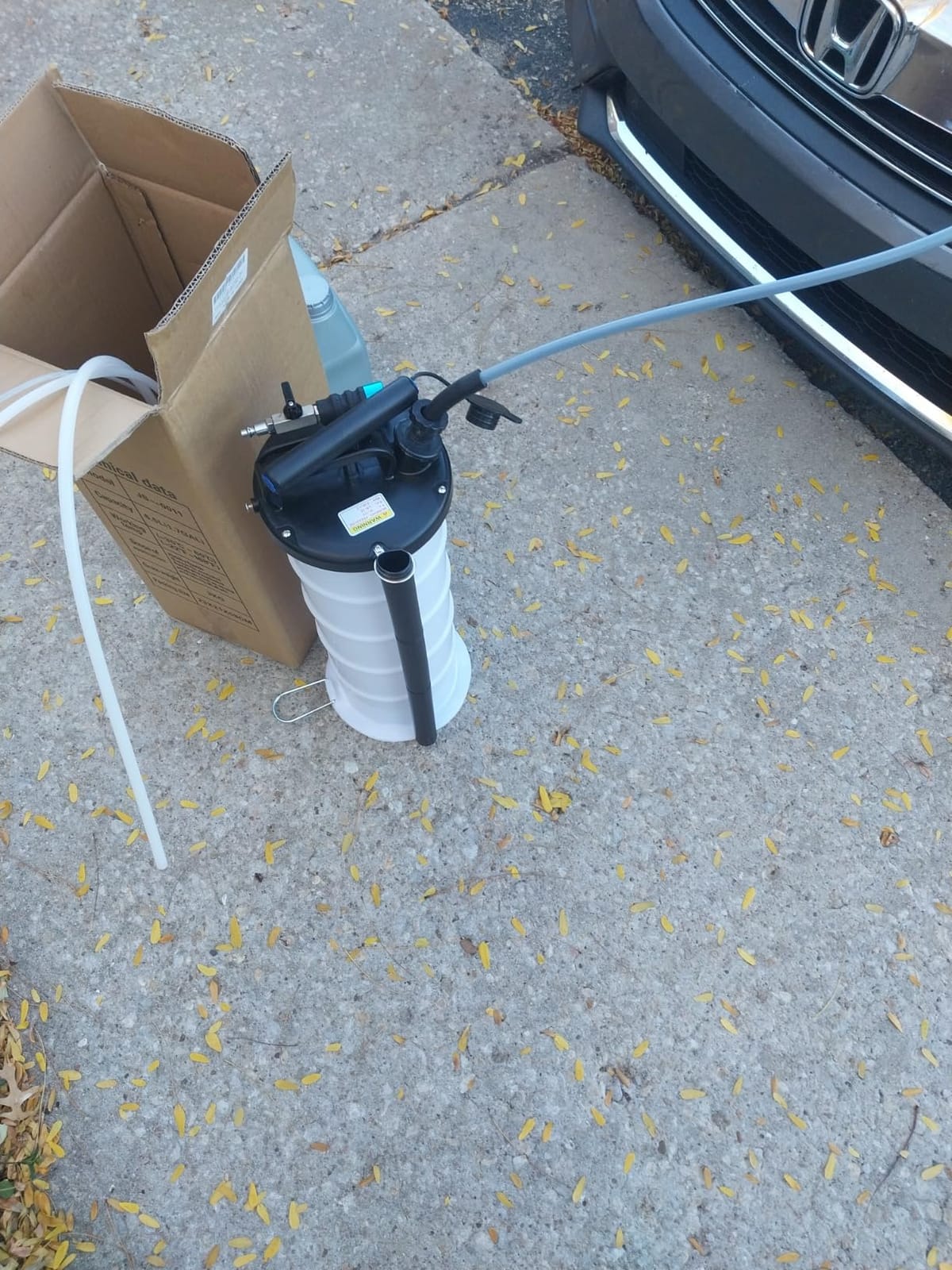 FOUR UNCLES 6.5L Pneumatic/Manual Oil Extractor Pump | 6.5L Capacity, Manual or Pneumatic Use, Fast Oil Extraction, 3 Suction Tubes, Brake Bleeding Hose customer photo 1
