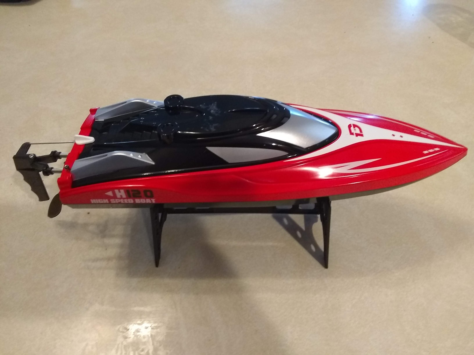 DEERC H120 Fast RC Boat for Pools and Lakes, 2.4 GHz 20+ MPH Racing Boats for Kids & Adults with Rechargeable Battery,Low Battery Alarm,Capsize Recovery,Gifts for Boys Girls | 2.4GHz High Speed with Rechargeable Battery,Low Battery Alarm,Capsize Recovery,Gifts for Boys Girls customer photo 1