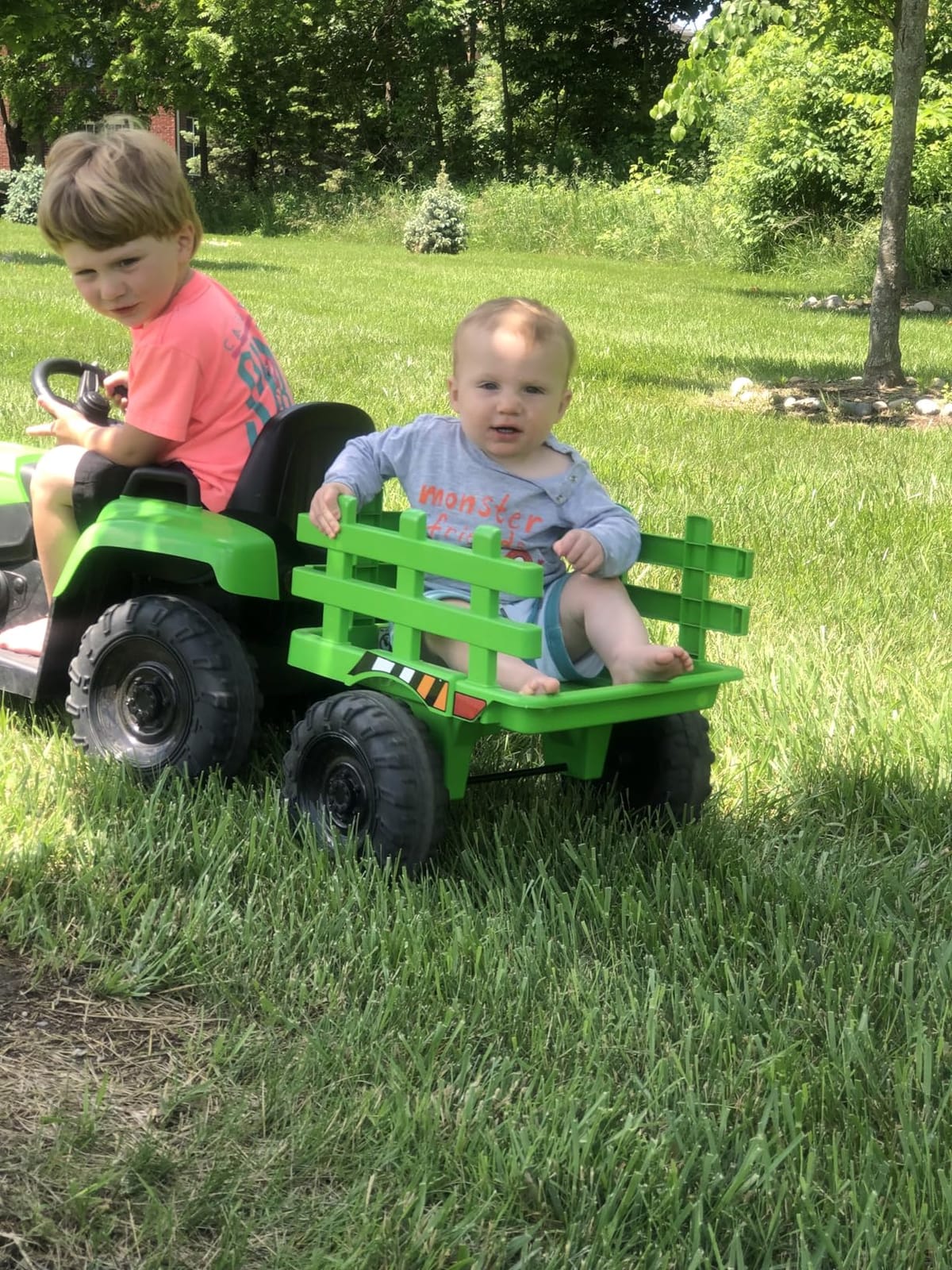 TOBBI Kids Electric Ride On Toy Tractor, Toddlers 12V Battery-Powered Car to Drive, 35W Dual Motor 6-Wheels Trailer Vehicle with 3-Speeds/LED & Horn Functions for Chirdren Aged 3-8-Dark Green customer photo 1