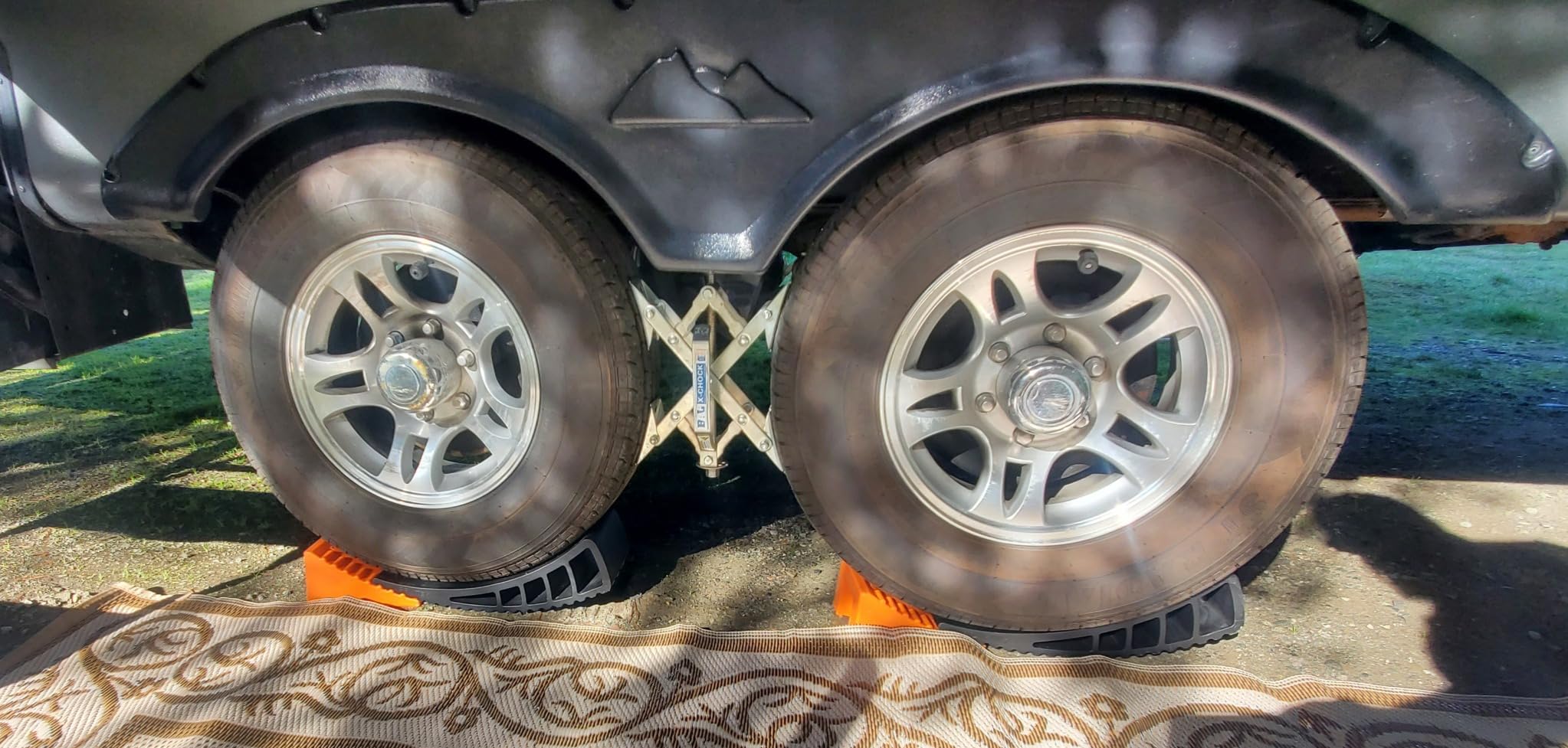 CARMTEK Camper Leveler Premium Kit - Curved RV Levelers with Camper Wheel Chocks, Rubber Mats and Carry Bag | Faster Camper Leveling Than RV Leveling Blocks customer photo 2