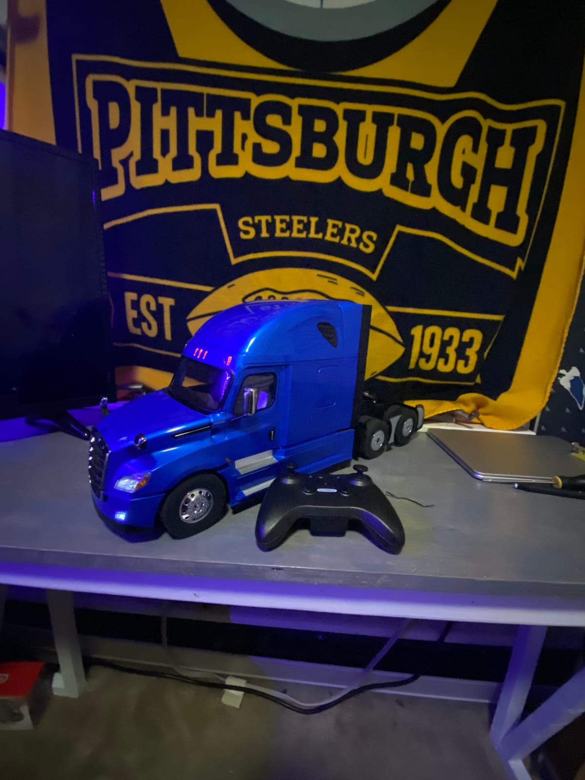 1:16 Freightliner Cascadia Full Functioning 1:16 Scale RC Truck - 27006 - Diecast Masters customer photo 1