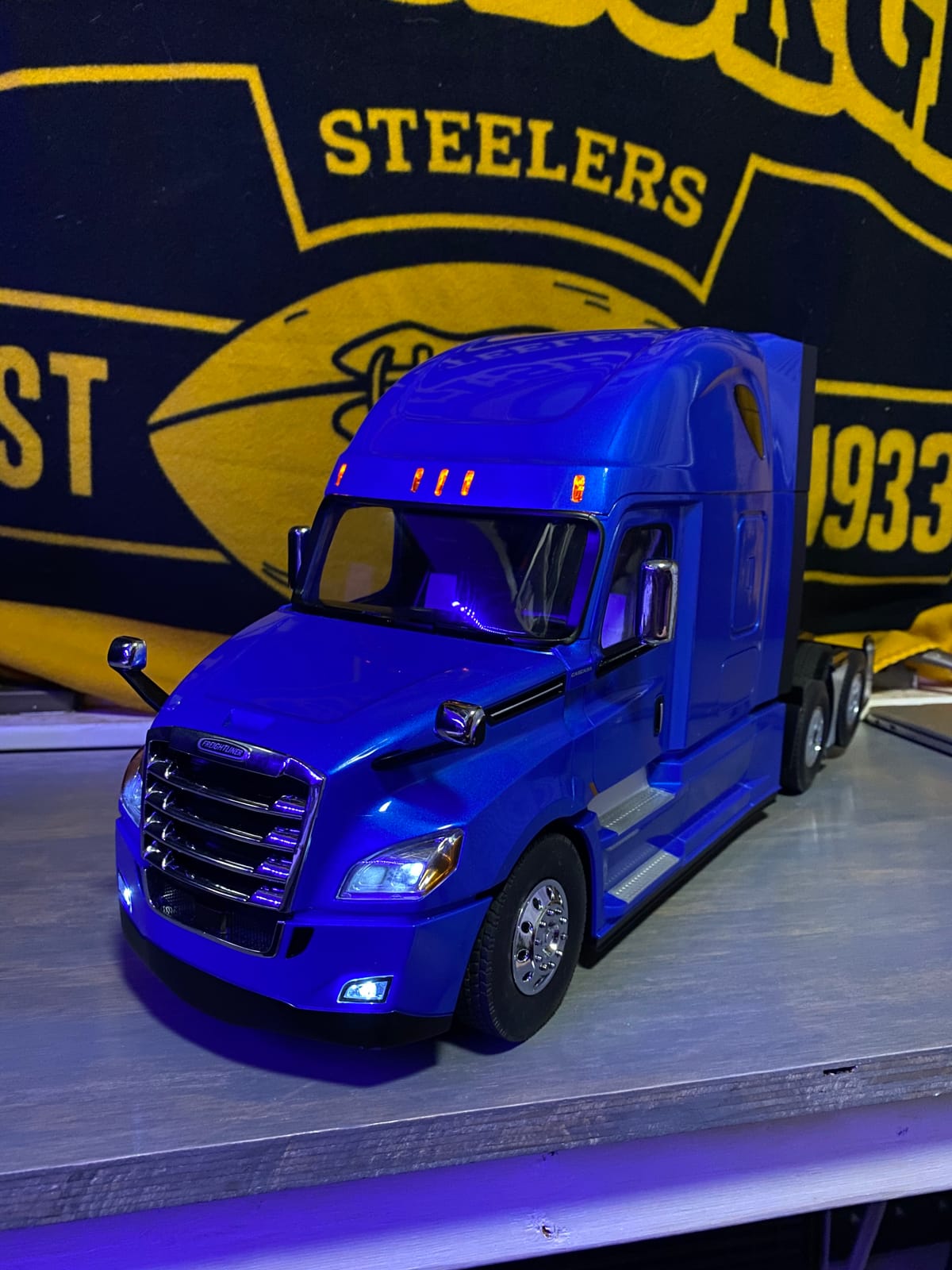 1:16 Freightliner Cascadia Full Functioning 1:16 Scale RC Truck - 27006 - Diecast Masters customer photo 2