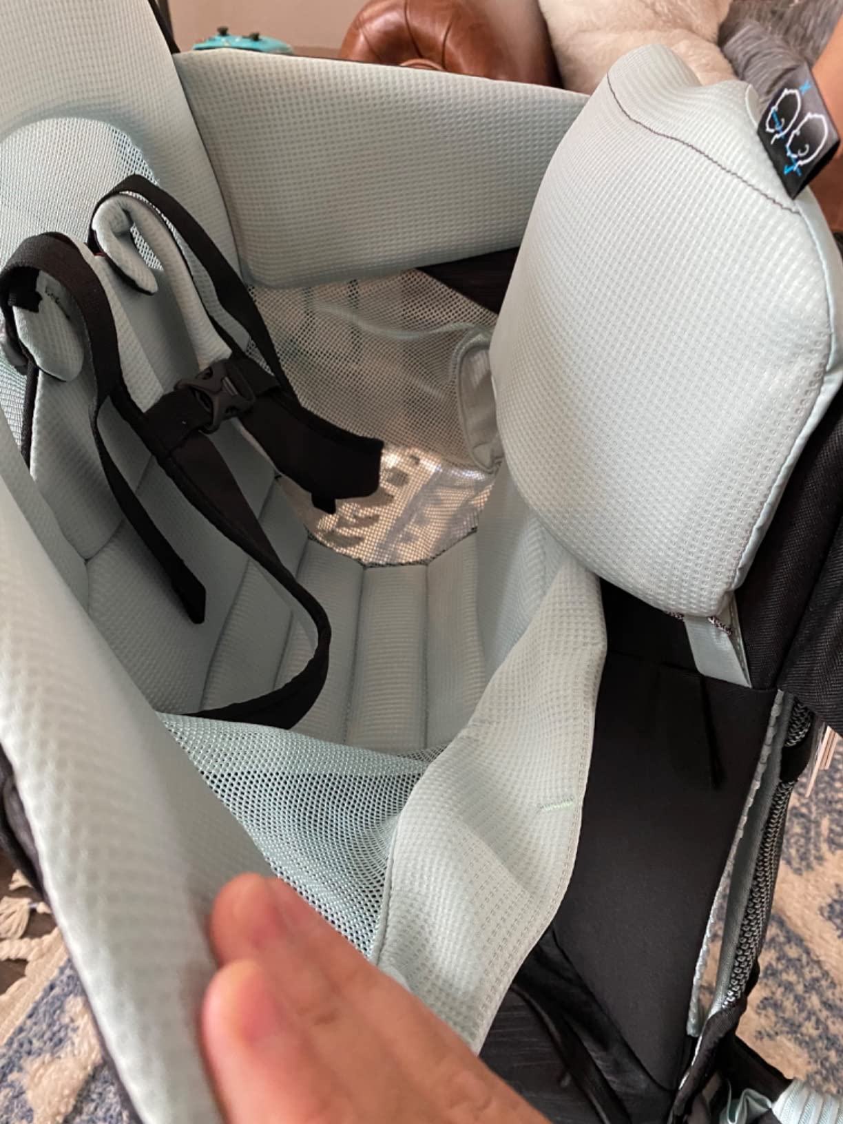 Thule Sapling Child Carrier Backpack - Machine Washable Seat - Self-Standing Frame - Adjustable padded straps for parents - Ergonomic seat with under-leg support for child - UPF 50 Sunshade customer photo 2