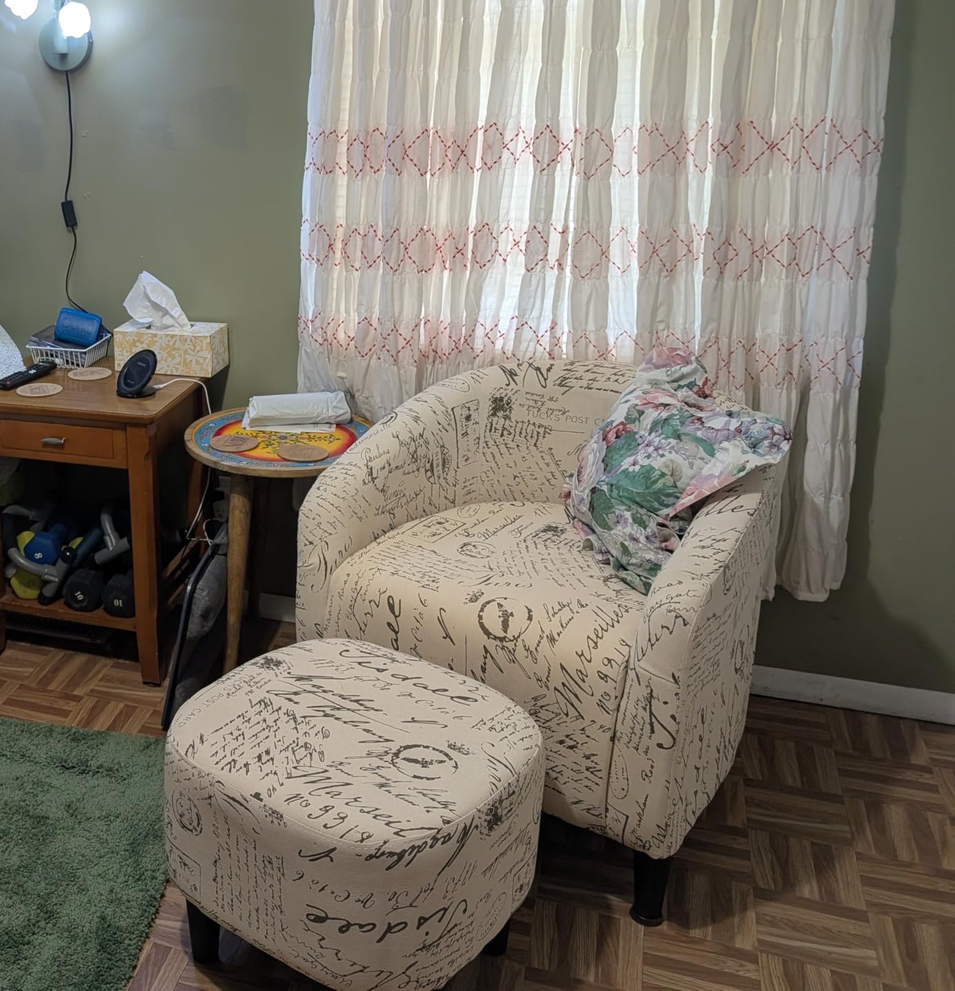 Yaheetech Small 25.5in Wide Boucle Barrel Accent Chair, Letter Print customer photo 1
