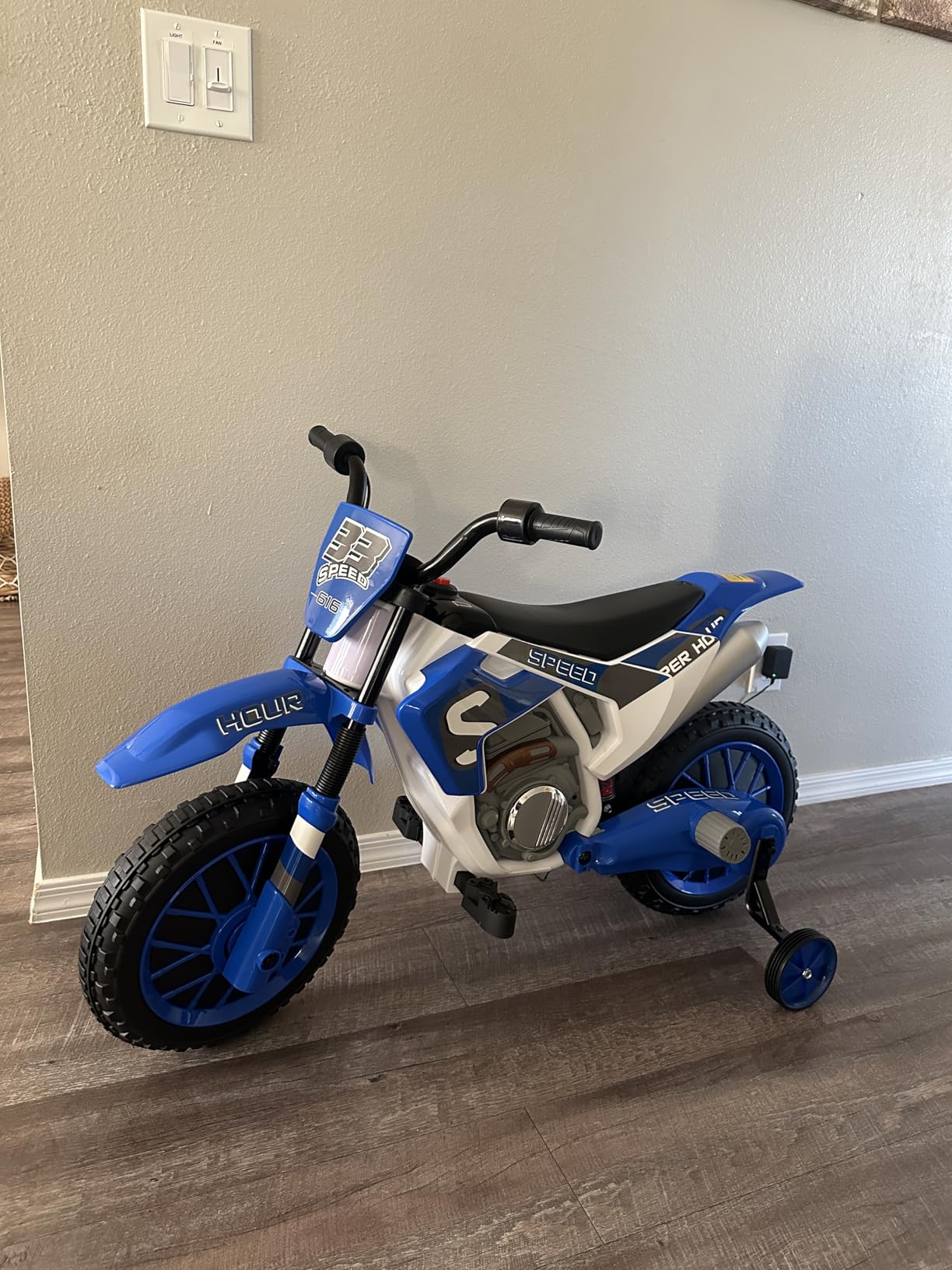 Aosom 12V Kids Motorcycle w/Treaded Tires, 5mph Top Speed for Kids, Blue customer photo 2