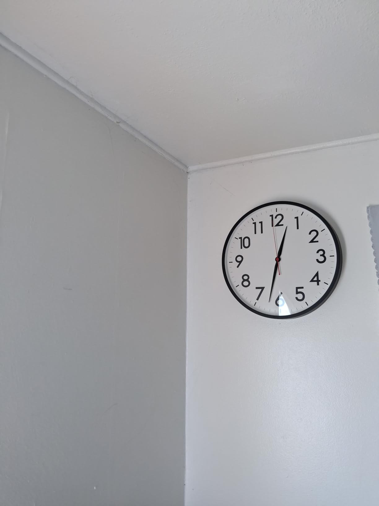 AKCISOT 10 Inch Wall Clock, Silent Battery Operated Analog Clock, Black customer photo 2