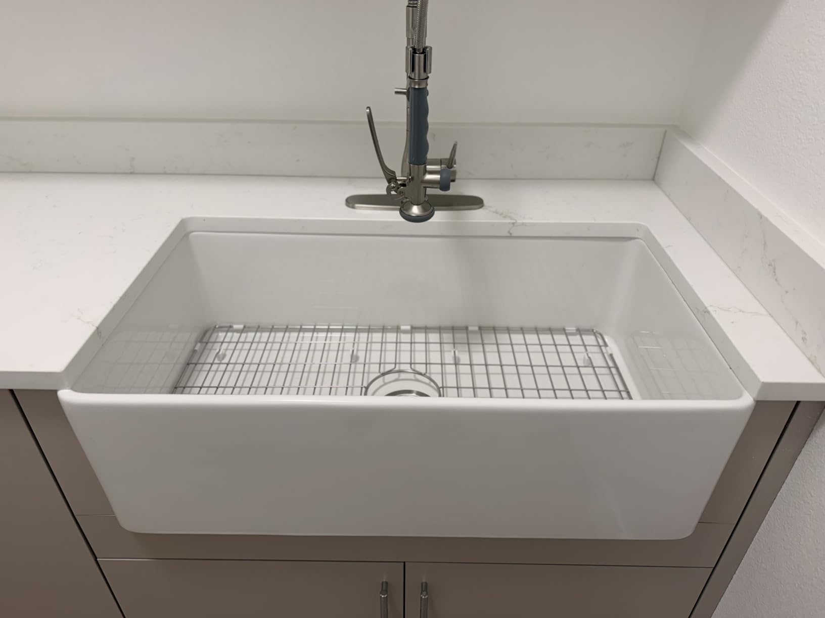 Miuara Farmhouse Sink 33 x 18 Inch White Fireclay Apron Front Kitchen Sink | ﻿ For kitchen, Heavy duty fireclay large single bowl, Resistant to stains, chipping, heat & scratch customer photo 2