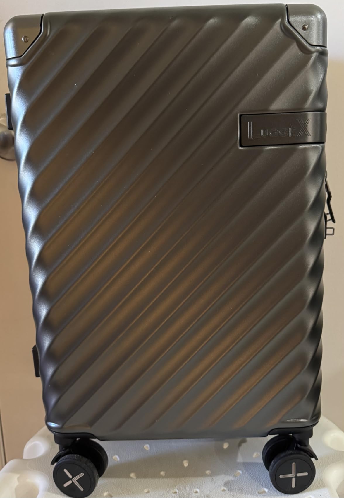 LUGGEX 20 Inch Carry On Luggage 22x14x9 Airline Approved, Charcoal Metallic customer photo 1