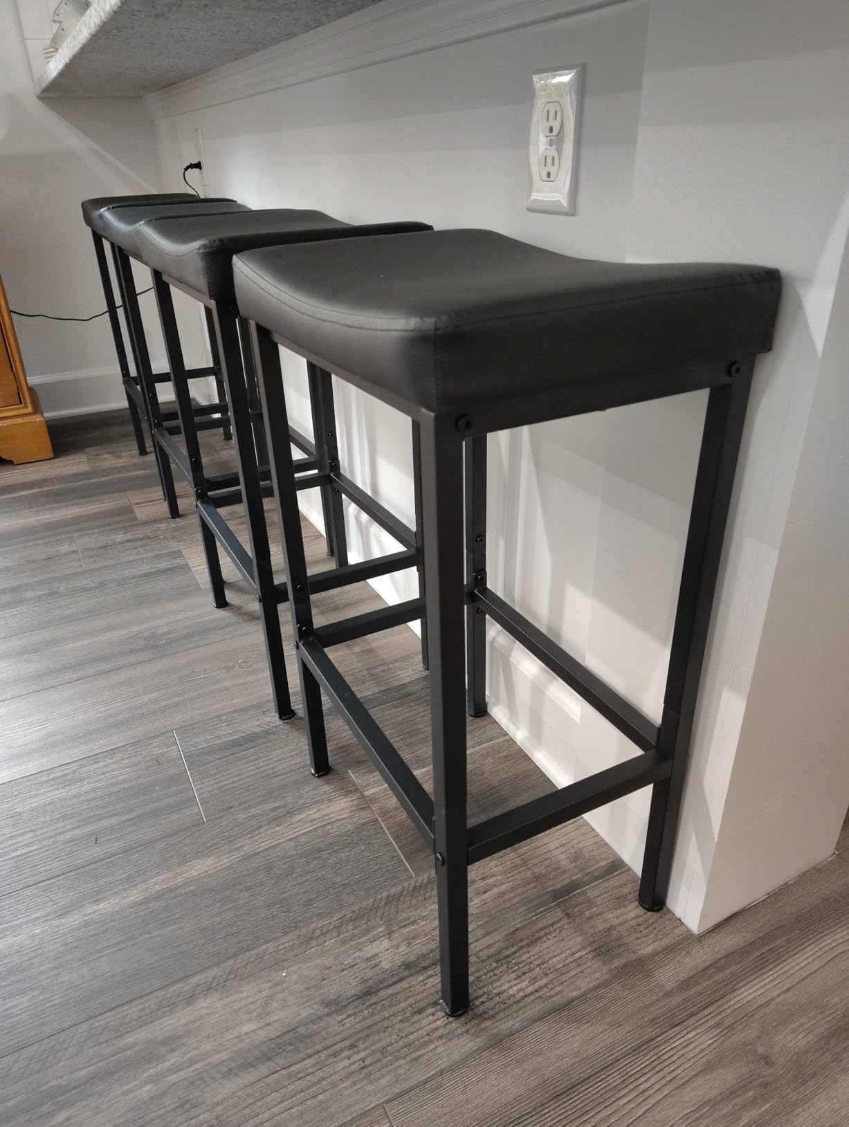 HOOBRO Bar Stools, Set of 2 Bar Chairs, Counter Height Stools, Saddle Barstools with Curved Surface, 24.8 Inches, 2.4