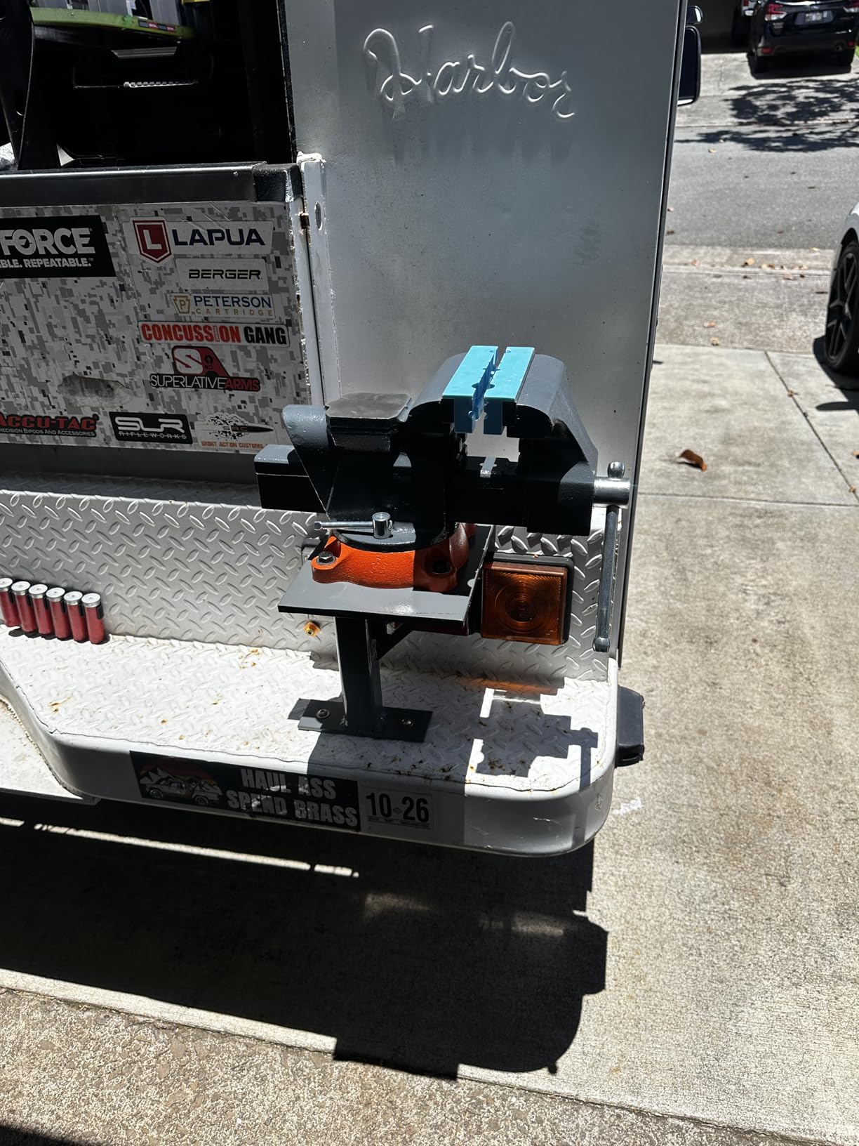 VEVOR Bench Vise, 6-inch Jaw Width 5.9-inch Jaw Opening, 360-Degree Swivel Locking Base Multipurpose Vise w/Anvil, Heavy Duty Ductile Iron Workbench Vise w/Bolts & Nuts, for Drilling, Pipe Cutting customer photo 2