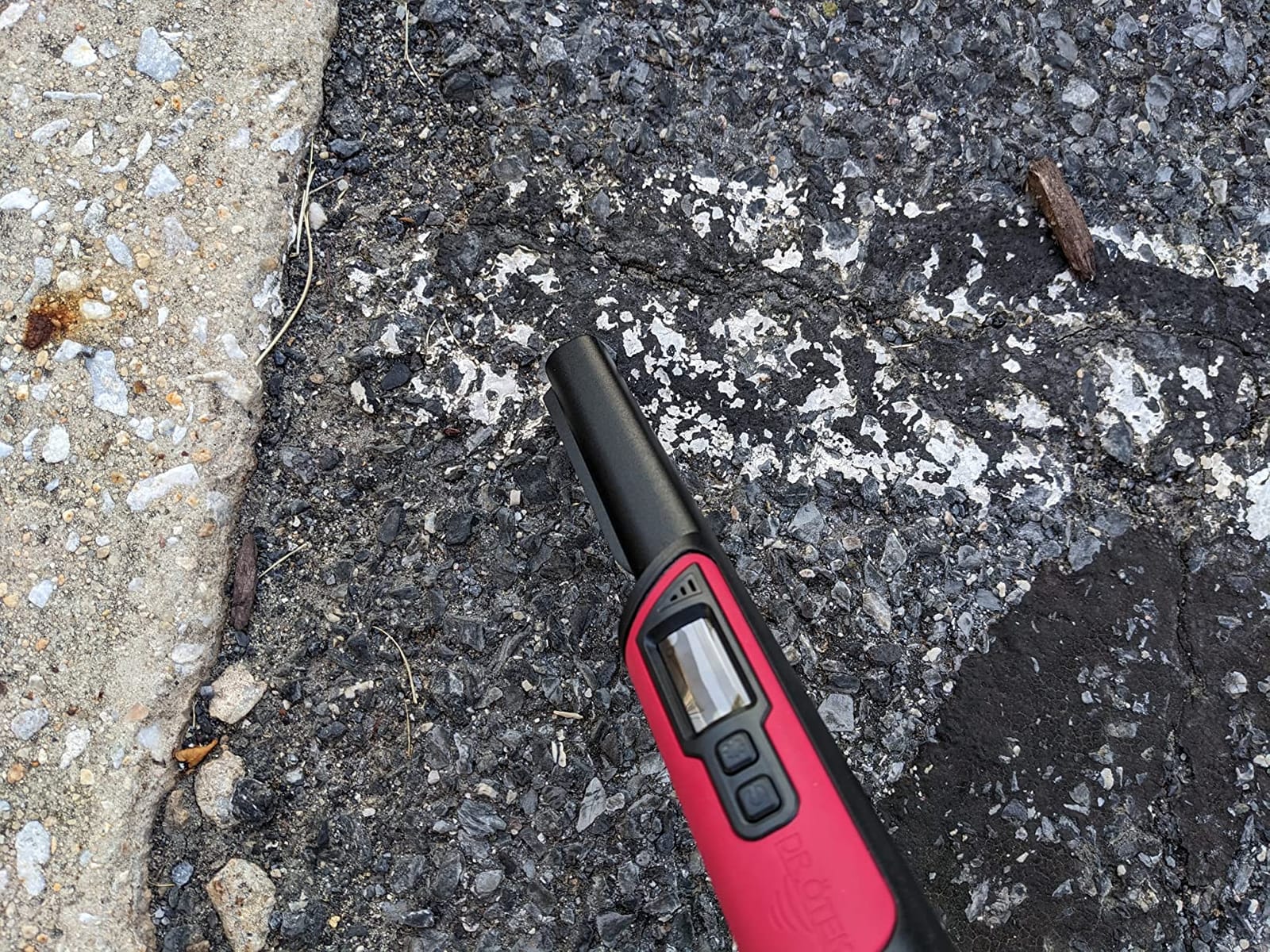 DR.ÖTEK Metal Detector Pinpointer, IP68 Fully Waterproof Underwater Pinpointer Metal Detector with LCD Screen & LED Light 360° Accurate High-Sensitivity Detection, Handheld Wand for Adults & Kids, Red customer photo 2