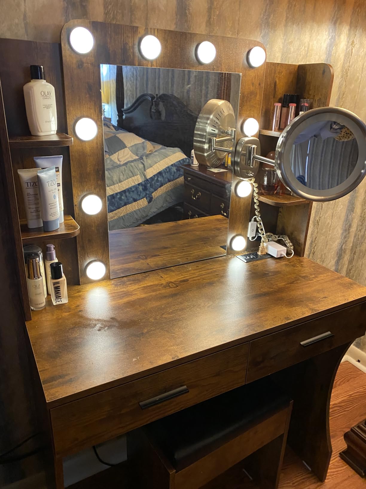 Vabches White Makeup Vanity Desk with Lighted Mirror & Charging Station | 2 Large Drawers,Vanity Mirror 3 Lighting Color Adjustable,Cushioned Stool,Storage Drawers and Shelves customer photo 1