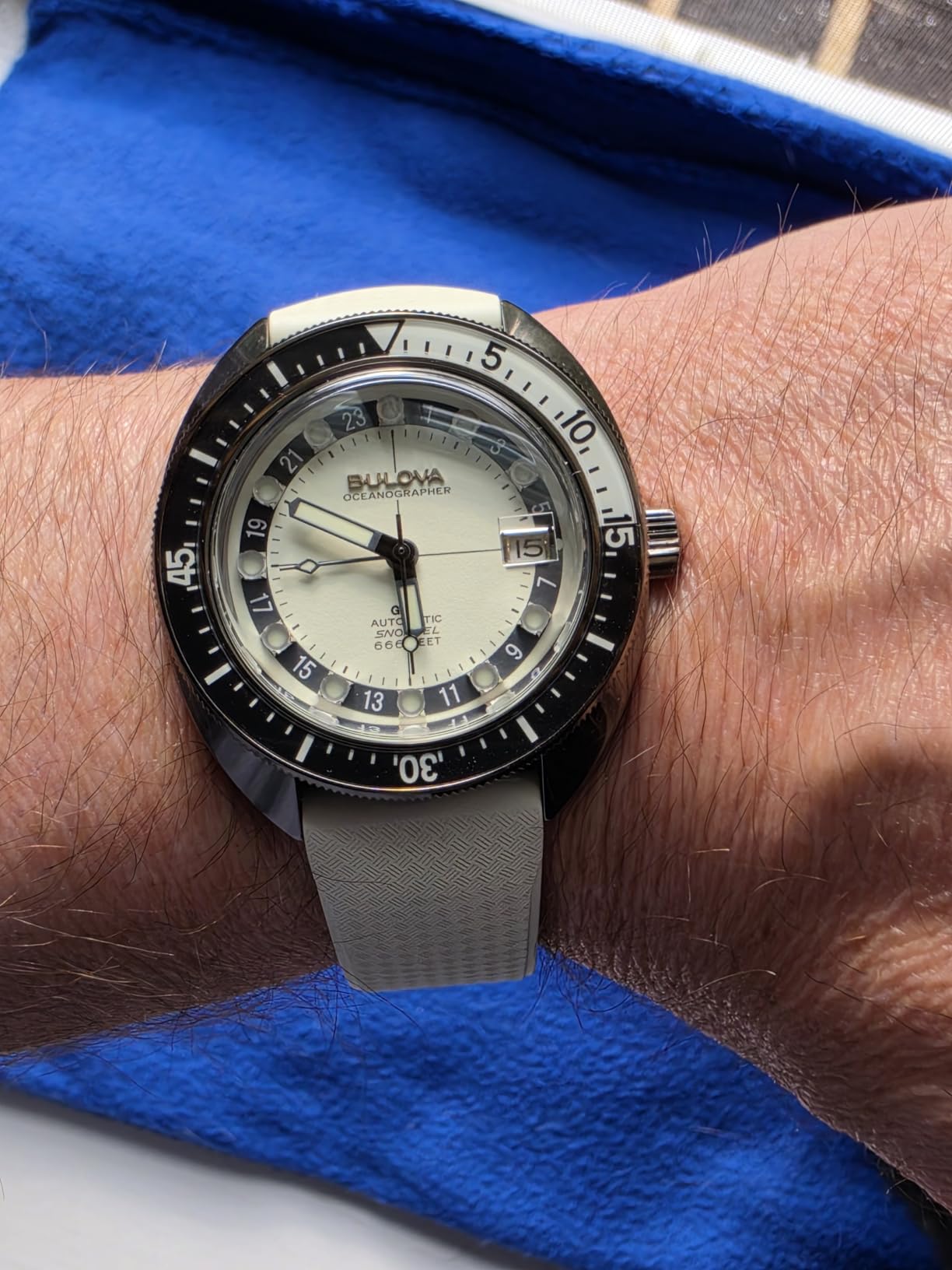 Bulova Men's Oceanographer Snorkel GMT Automatic Grey Ion Plated Stainless Steel Case Watch, Black and White Unidirectional Rotating Bezel, Gray Silicone Strap, White Dial Style:98B407 customer photo 1