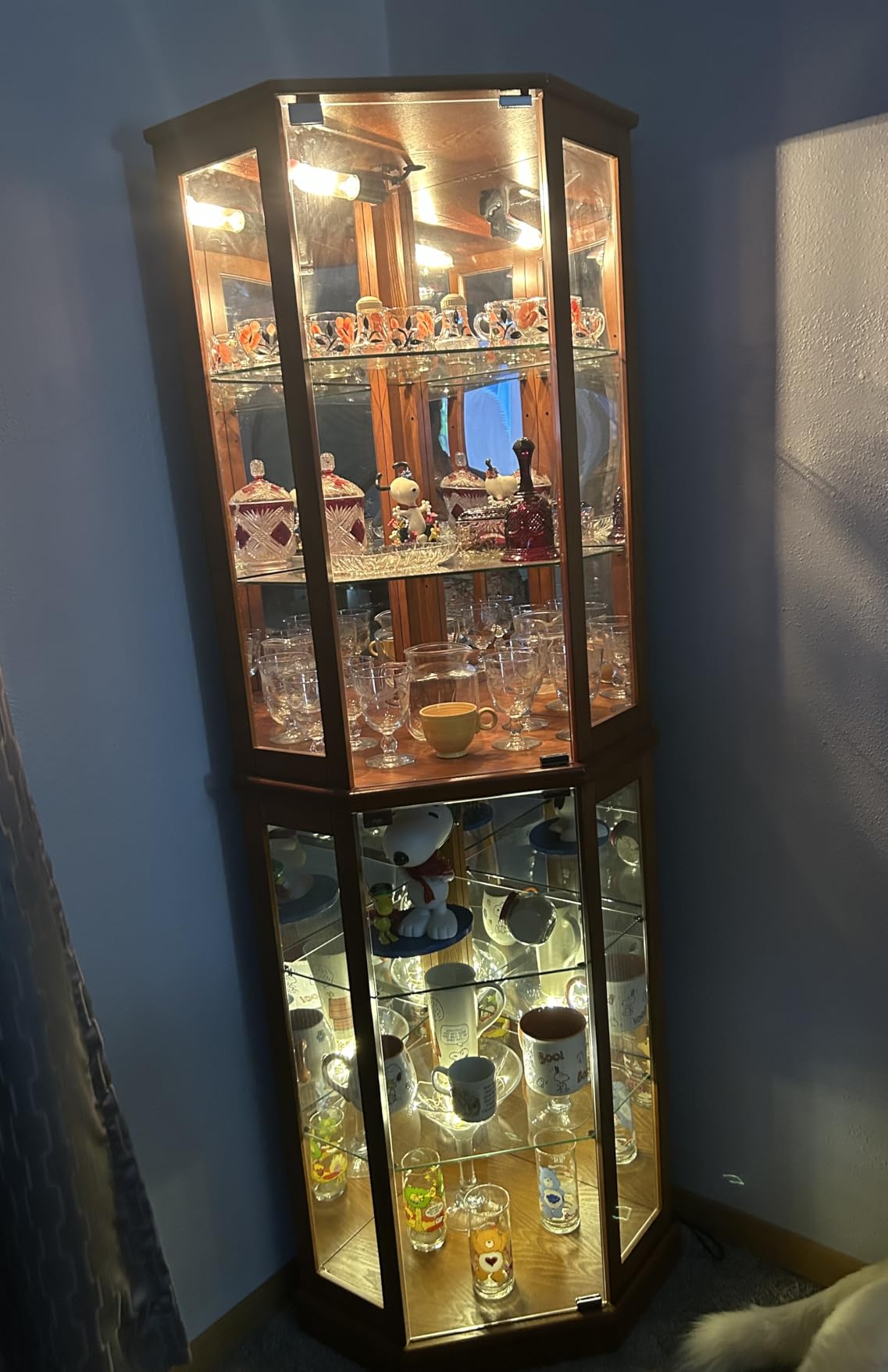 BELLEZE Lighted 3-Side Glass Display Curio Cabinet with Tempered Glass Doors and Shelves, Curved Wood Corner Cabinet with Bulb, Corner Curio Storage Rack for Bar and Liquor Storage - Ashfield (Black) customer photo 2