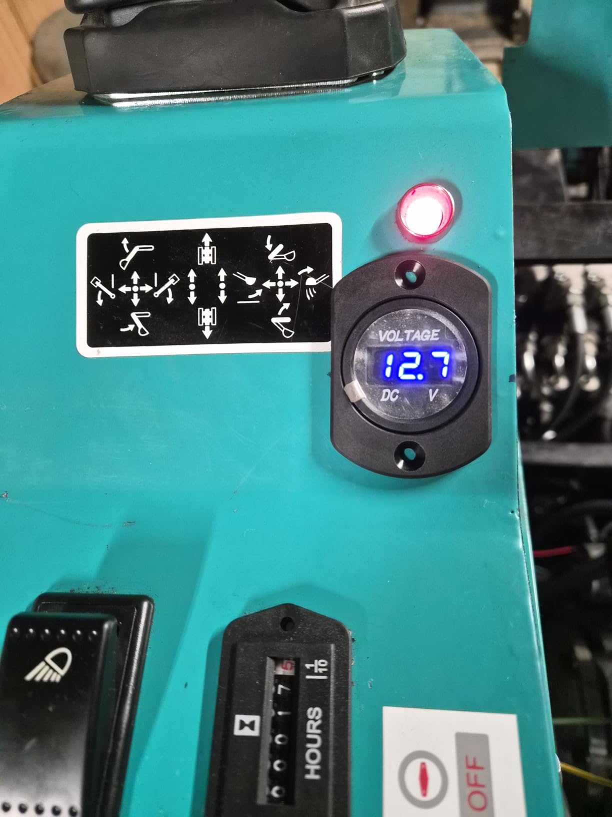 DaierTek Battery Voltage Meter Waterproof DC 12V 24V LED Voltmeter Panel 12 Volt 24 Volt 36 Volt Battery Monitor with Blue Light Round Digital Voltage Display for Marine Boat Car Automotive Motorcycle customer photo 1