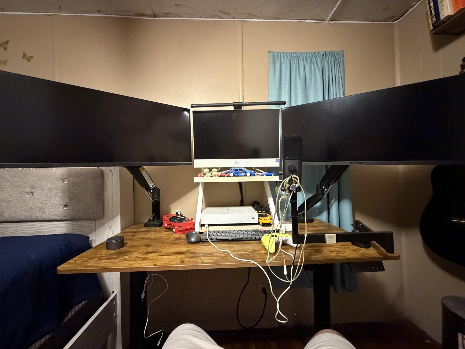 Amazon Basics Adjustable Dual Monitor Desk Mount, Supports up to 32 inch Monitors and 22 lbs per Arm, Adjustable Tension, VESA 75x75/100x100, Black customer photo 2