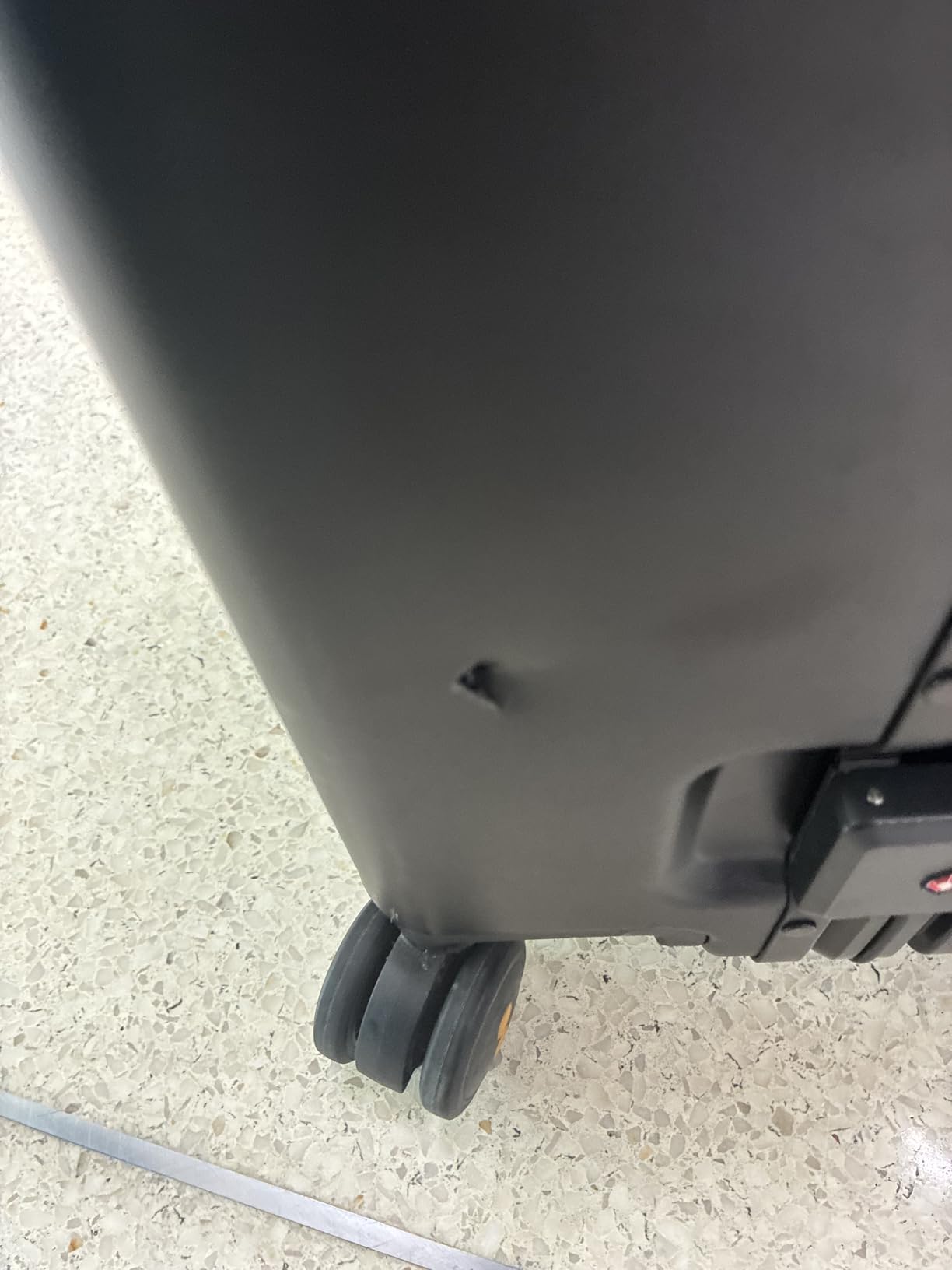 LEVEL8 Zipperless Carry On Luggage Airline Approved with Aluminum Frame, Hard Shell Suitcase with Spinner Wheels, Metal Checked Luggage with Double Tsa Locks, 20 Inch, Grey customer photo 1
