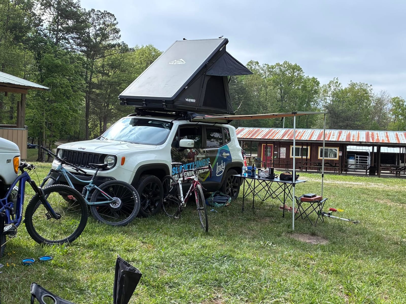 VEVOR Vehicle Awning 4.6'x6.6' Roof Rack Pull-Out Sun Shade UV50+ PU3000mm, Retractable Weatherproof 4x4 Side Awning for SUV Outdoor Camping & Overland (Hardware Included), w/Waterproof Storage Bag customer photo 1