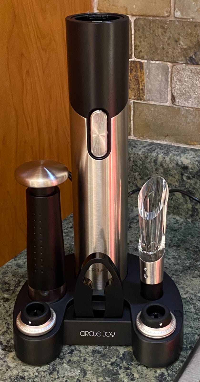 CIRCLE JOY Electric Wine Opener Rechargeable, 7-in-1 Automatic Wine Bottle Opener Gift Set with Electric Vacuum Pump, Foil Cutter, Aerator Pourer, 2 Stoppers & Charging Base, Black customer photo 2