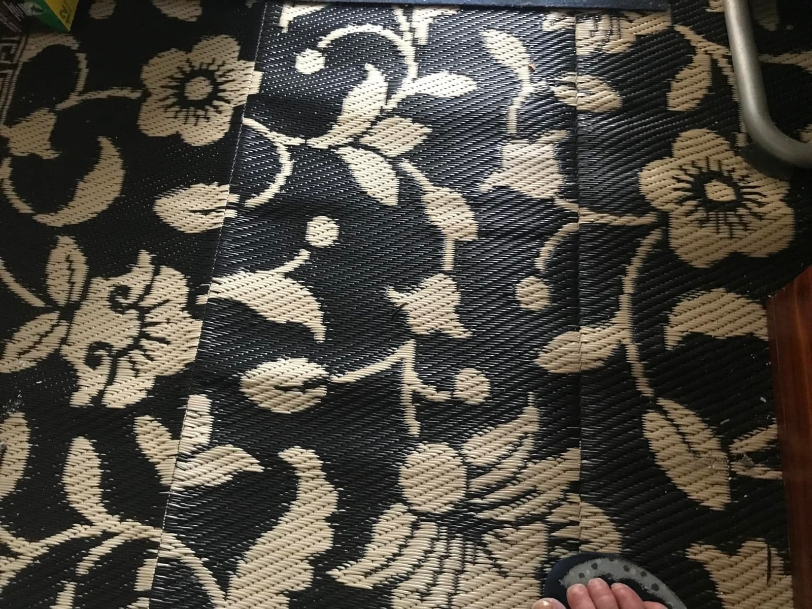 OLANLY Outdoor Rug 5x8 ft Waterproof Reversible Floral Mat, Navy & White customer photo 1