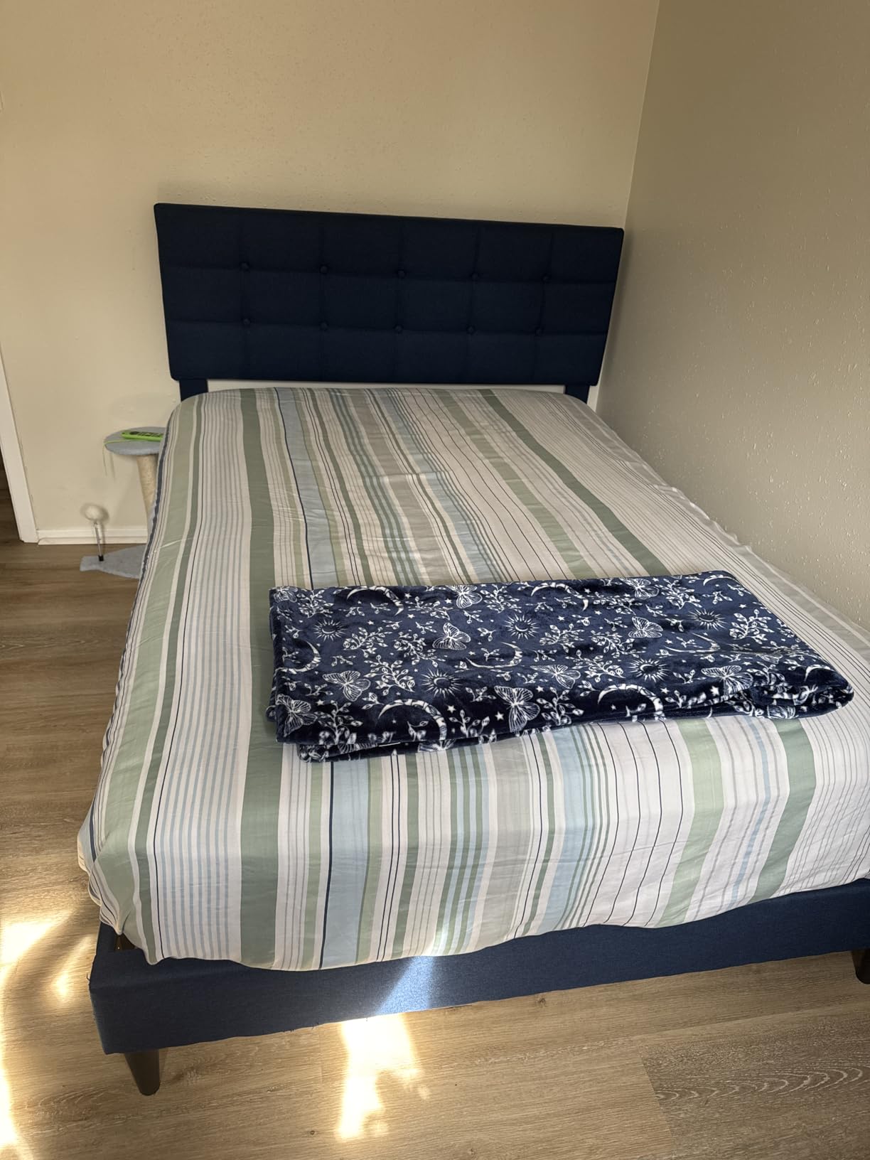 Yaheetech Full Size Upholstered Tufted Bed Frame with Headboard customer photo 1