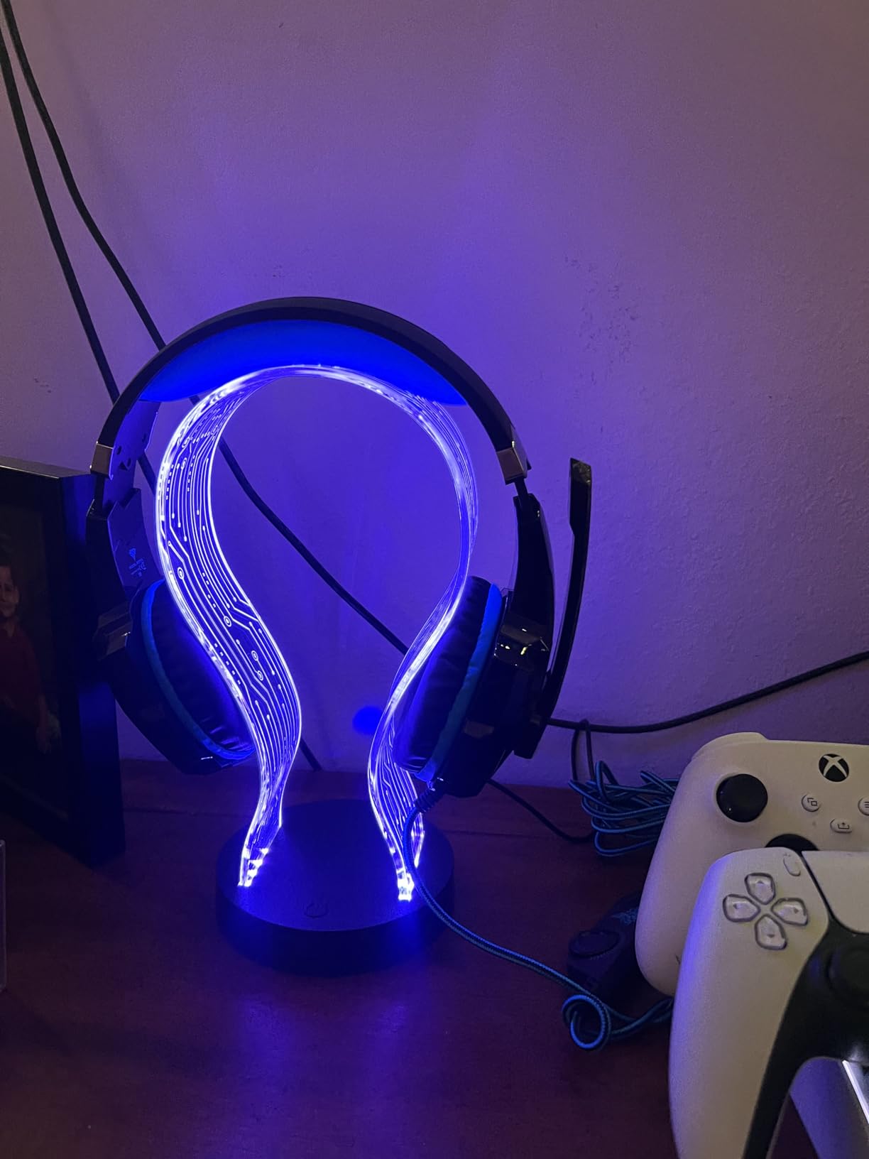 CoolGift Mart Light Up Headphone Stand with 16 Color Lights, PCB Pattern Acrylic Headset Stand with 1 USB and 1 Type-C Charging Ports, Gifts for Gamers Men Boy Father Dad and DJ Music Lovers customer photo 1