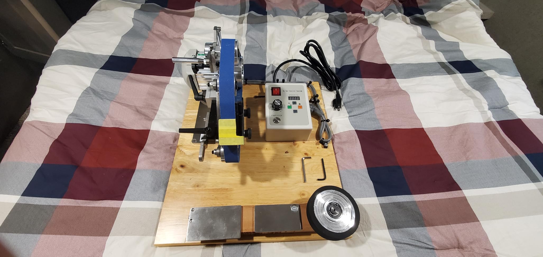VEVOR Belt Grinder Sander, 30 x 1-Inch Variable Speed Belt Polisher with VFD, 550W Polishing Grinding Machine with 2 Grinding Moulds & 3PCS Sanding Belts for Metalworking, Knife Making customer photo 2