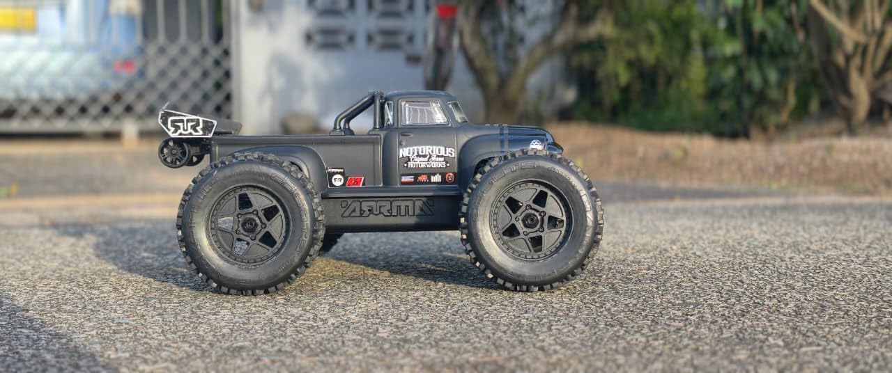 ARRMA RC Truck 1/8 Notorious 4X4 6S BLX BRUSHLESS V6 Stunt Truck RTR (Battery and Charger Not Included), (Black), ARA8611V6T1 customer photo 2