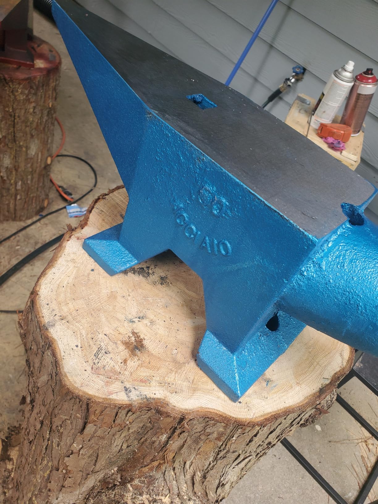 VEVOR Single Horn Anvil, 55lbs Cast Steel Anvil, High Hardness Rugged Round Horn Anvil for Blacksmiths, with Large Countertop and Stable Base, Metal Working Tool for Metal Bending, Shaping, Twisting customer photo 1