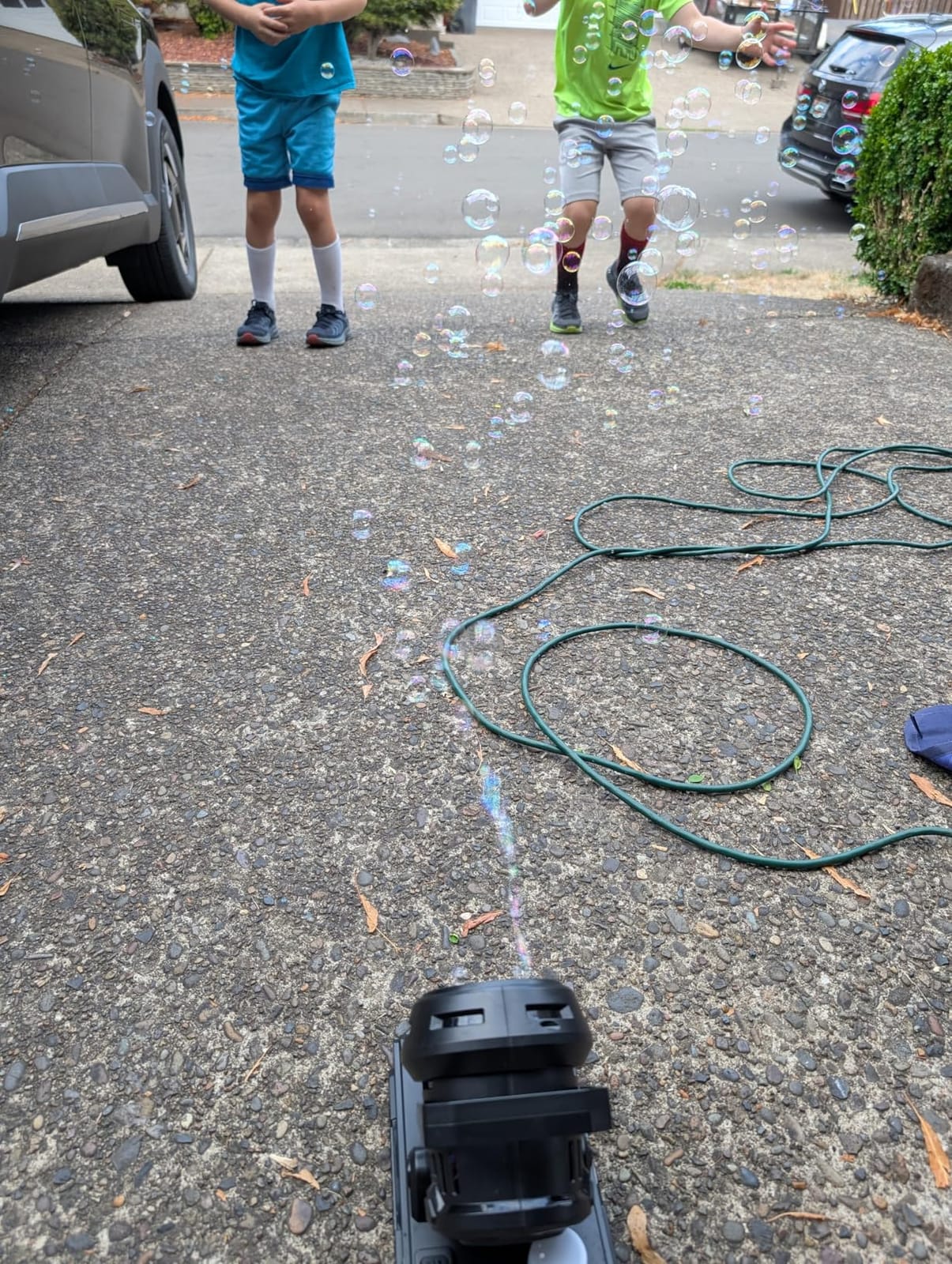 SHCKE Automatic Bubble Machine 10 Holes Bubble Blower,45° Adjustable customer photo 2