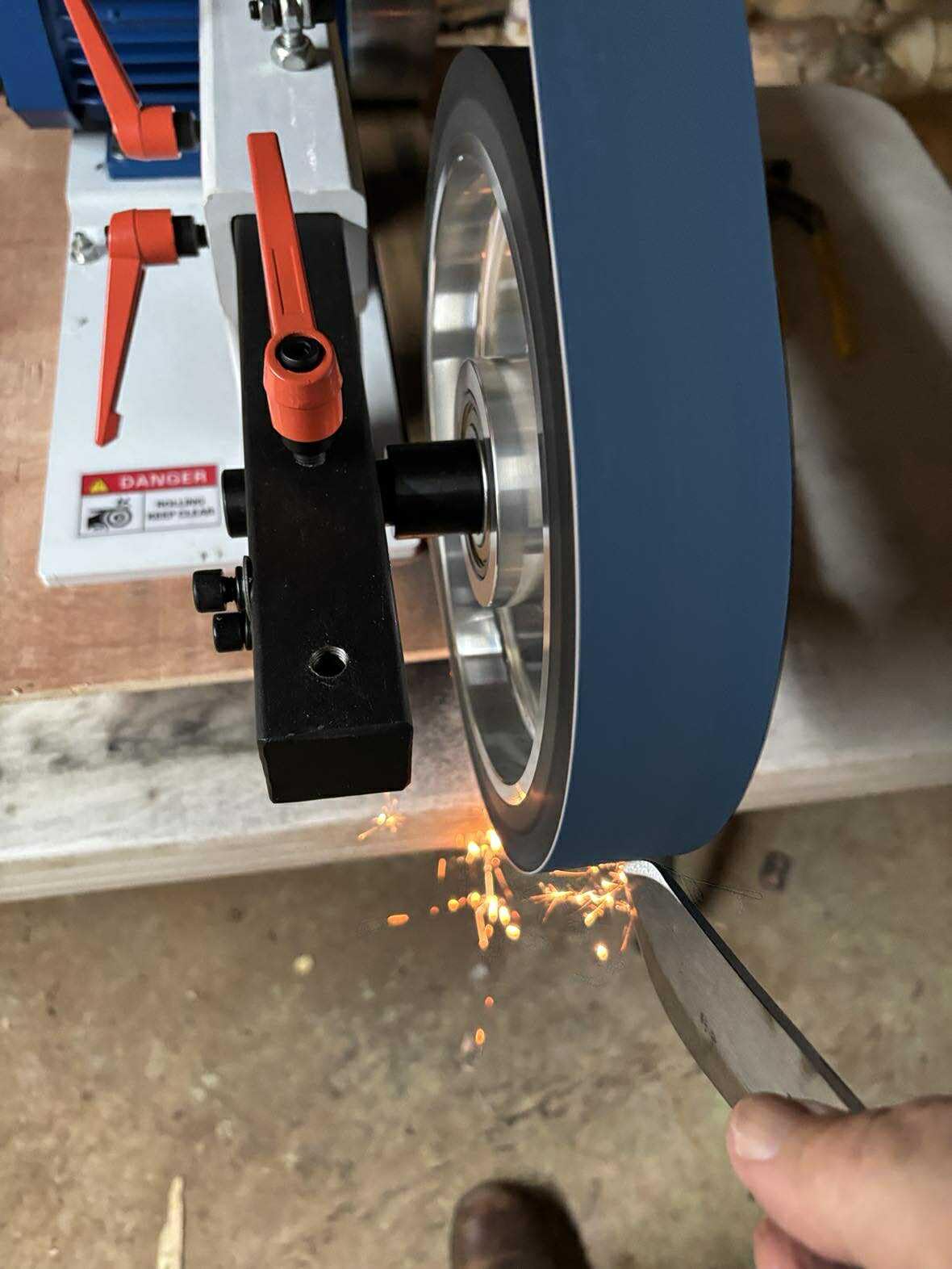 Belt Grinder Sander with VFD, 2x72-inch 1500W 2HP Variable Speed Control Belt Sander with 3 Sets Grinding Tools and 3 Zirconia corundum Sanding Belts for Metalworking, Knife Making customer photo 2