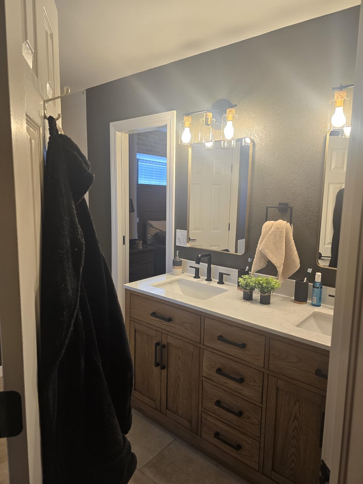 72-inch White Bathroom Vanity with 2 Sinks, Solid Wood, 0.79-inch Stone Countertop and Backsplash, 6 Drawers, 4 Soft Closing Doors customer photo 1