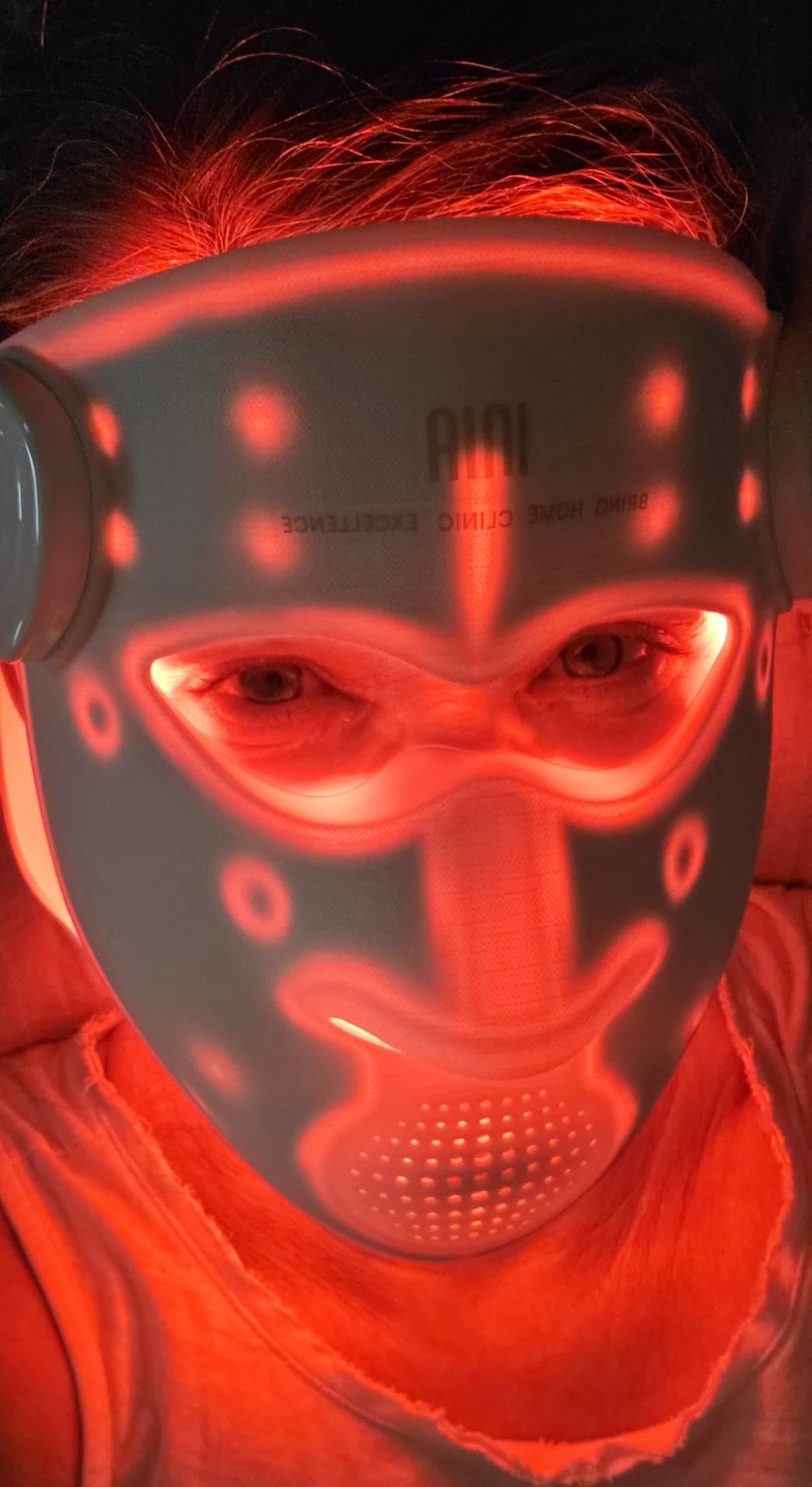 INIA GLOW 4D Wireless Red Light Therapy Mask for Face, Dual NIR, 320 LEDs customer photo 1