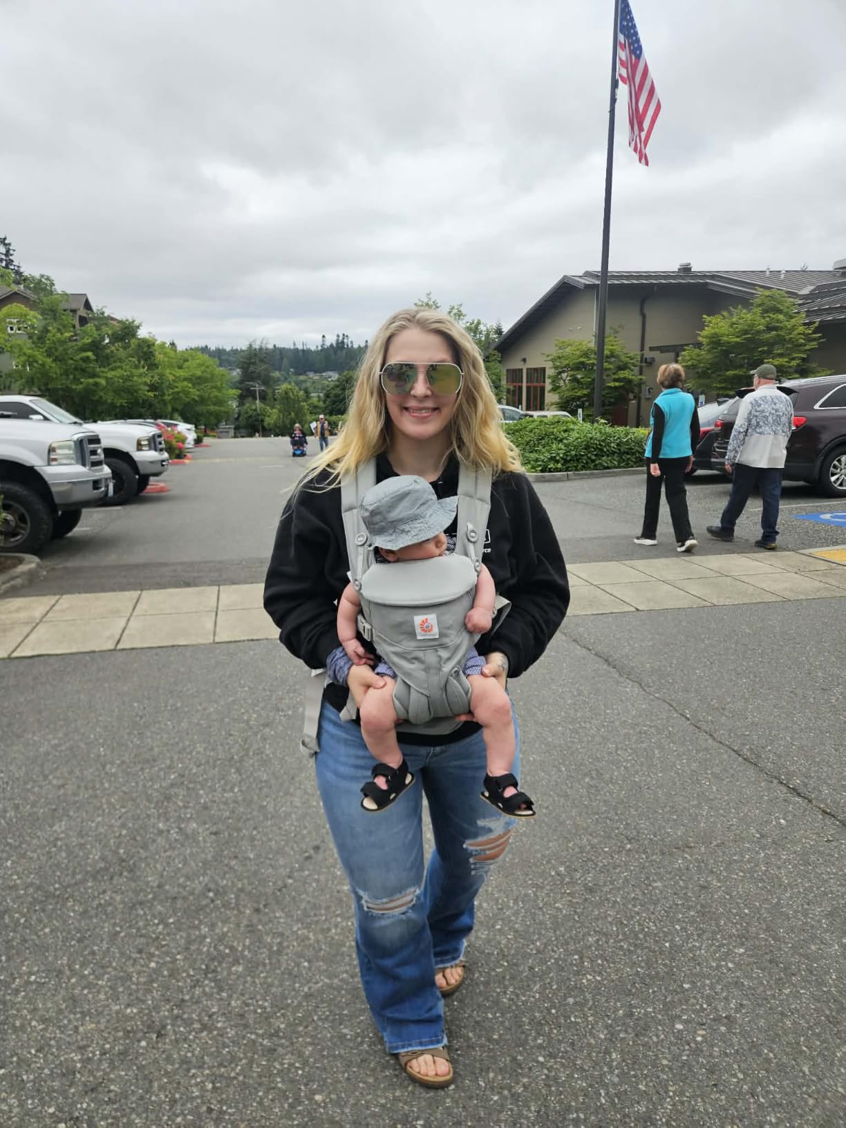 Ergobaby Omni Classic Baby Carrier for Newborn to Toddlers 0-48 Months | 4-Position Breathable Mesh Baby Carrier with Ergonomic Support, Fits 7-45 lbs, Soft Olive customer photo 1