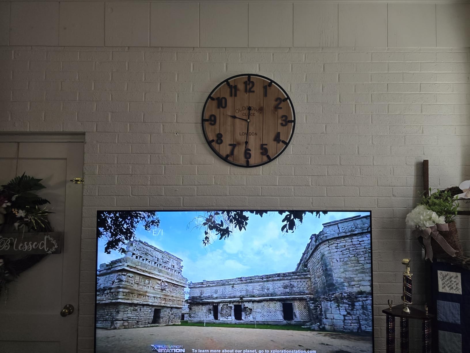Vantic Farmhouse 24 Inch Wood Roman Large Wall Clock with Metal Circle customer photo 2