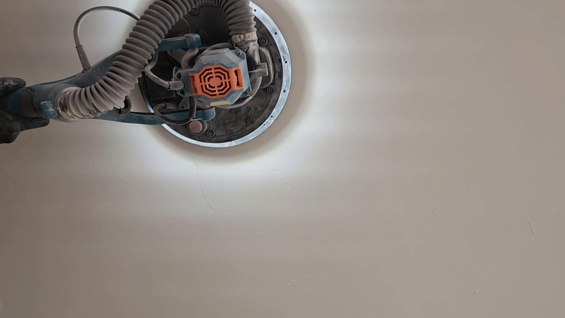 SEESII Cordless Drywall Sander with Vacuum,900W 1900RPM 2x4.0Ah Battery,Popcorn Ceiling Remover Tool,Brushless Low Noise Variable Speed,Wall Sander for Painting Prep,Foldable Telescopic,LED,12 Discs customer photo 1