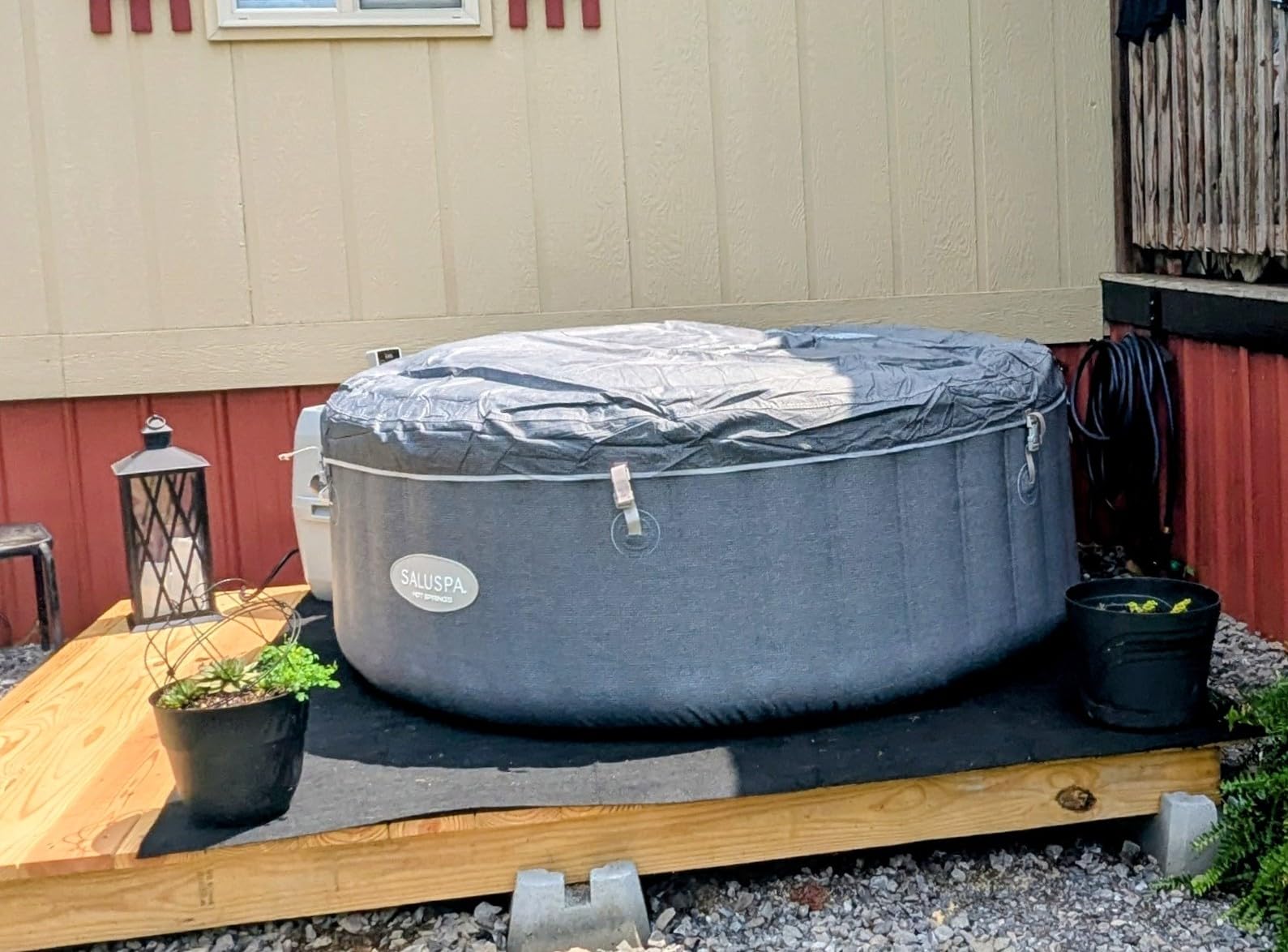 SaluSpa Hot Springs 4-6 Person Round Inflatable Hot Tub, Energy-Efficient customer photo 2